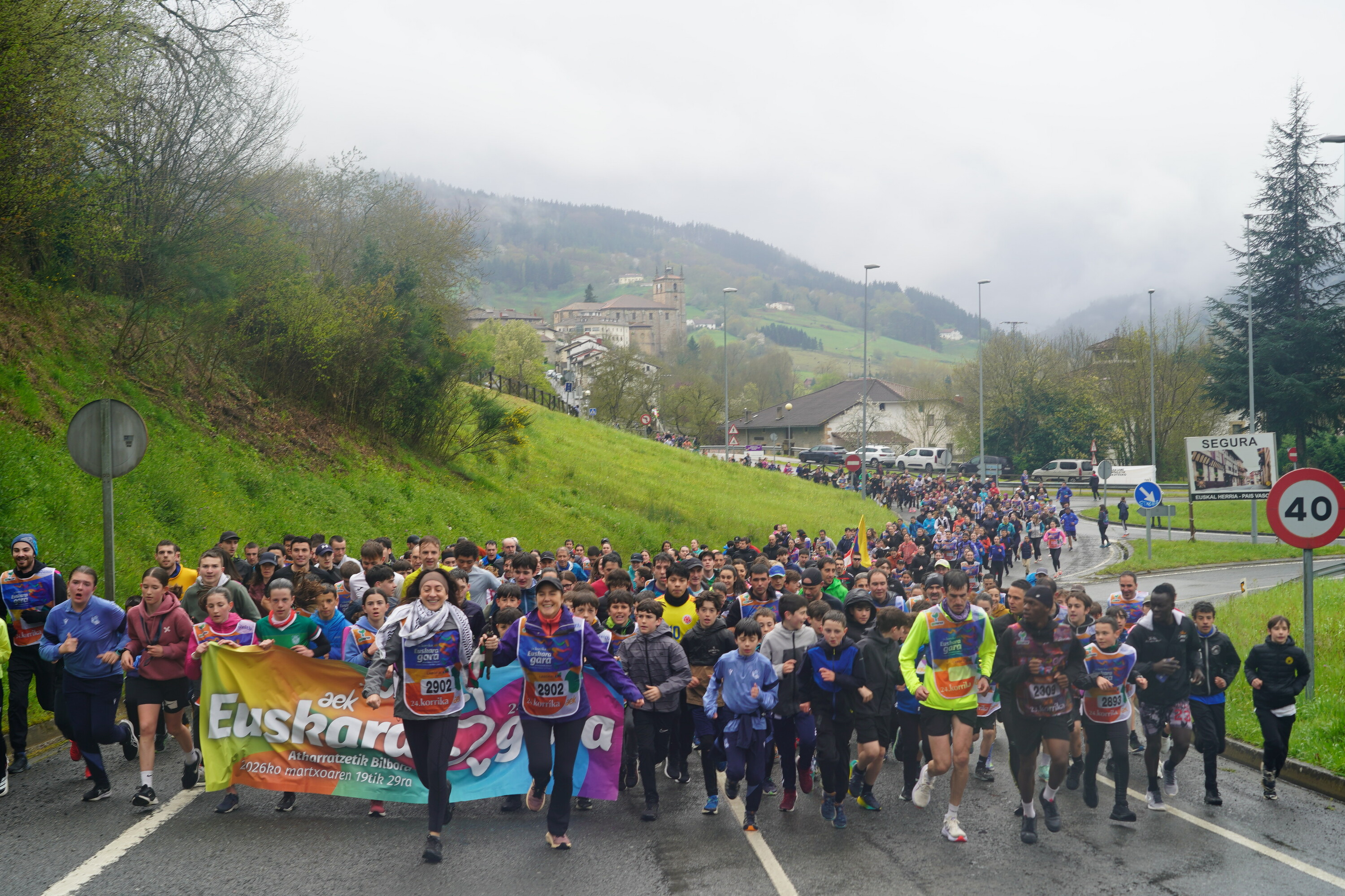 Jendetza Korrikan parte hartzen, gaur goizean, Seguran. AEK-KORRIKA