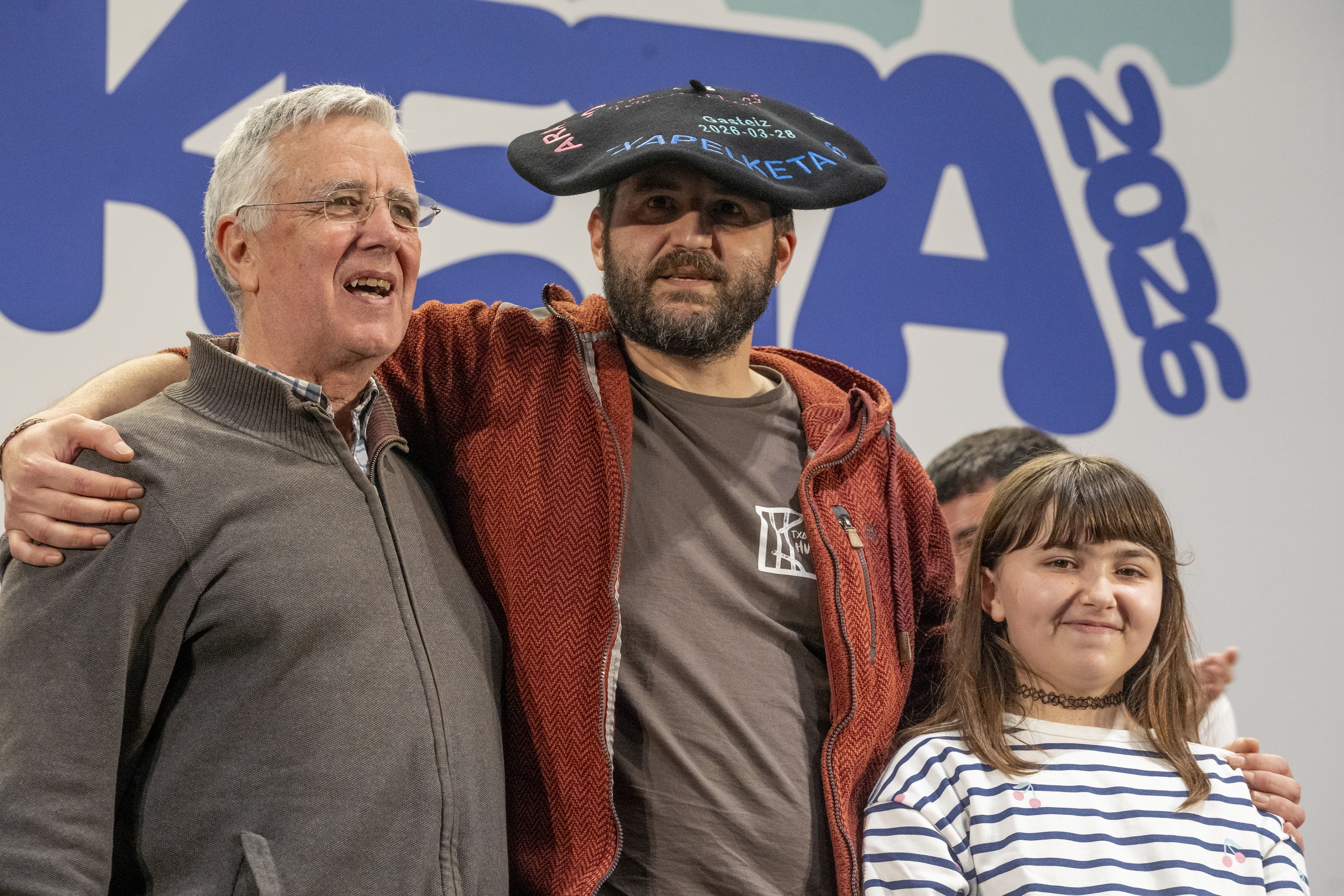 Martxoak 3 elkarteko kideek jantzi diote txapela Iñaki Viñaspreri. RAUL BOGAJO / FOKU