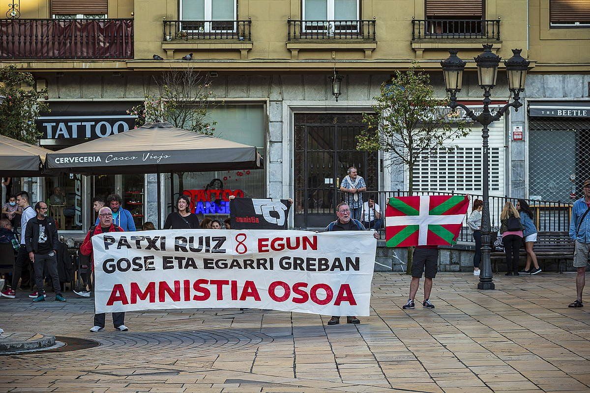 Patxi Ruiz euskal presoaren egoera salatzeko ekinbidea, herenegun, Bilbon. ARITZ LOIOLA, FOKU