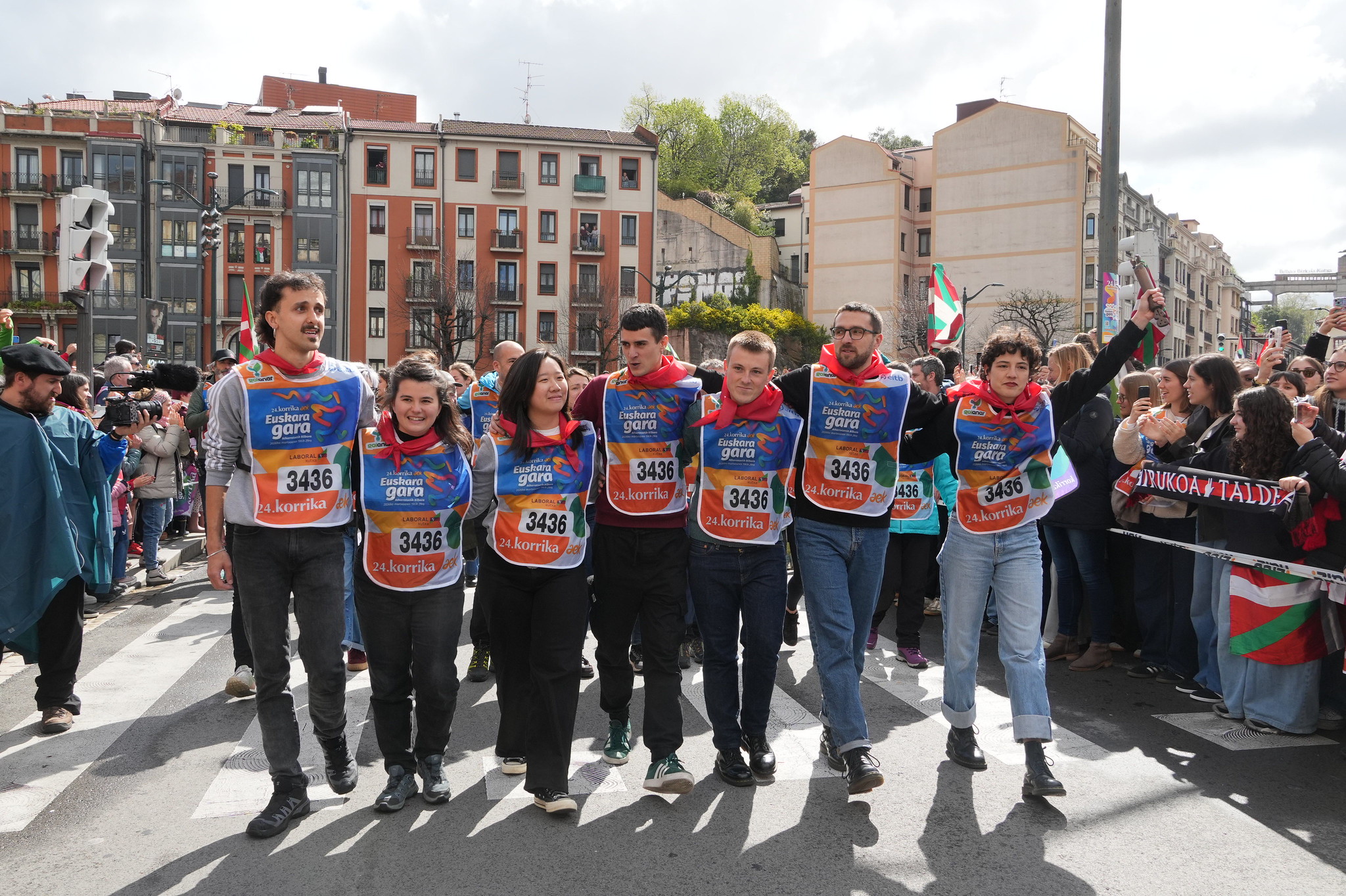 Mezua idatzi duten zazpi gazteak lekukoarekin, gaur, Bilbon. AEK