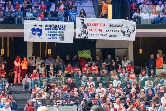 Zaleen pankartak, gaur, Iruñean. AITOR KARASATORRE / FOKU