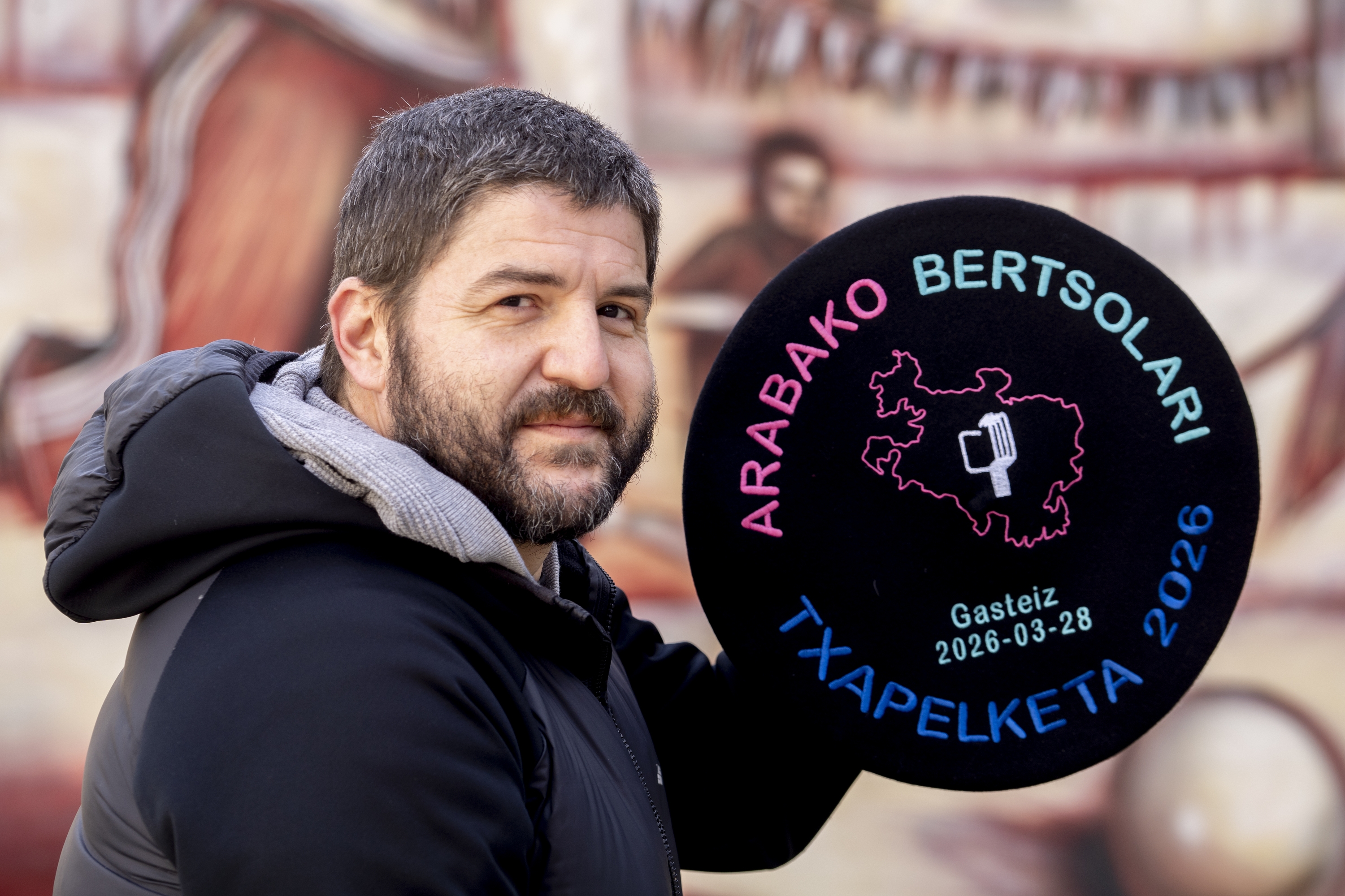 Iñaki Viñaspre, Arabako Bertsolari Txapelketako txapela eskuan, igandean. RAUL BOGAJO / FOKU