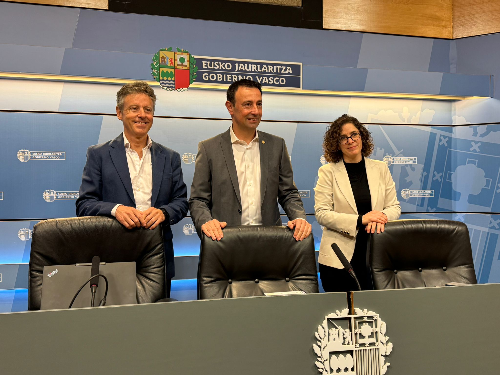 Ezkerretik eskuinera, Iñaki Ruiz, Mikel Torres eta Margarita Andres, gaur, Bilbon. IREKIA