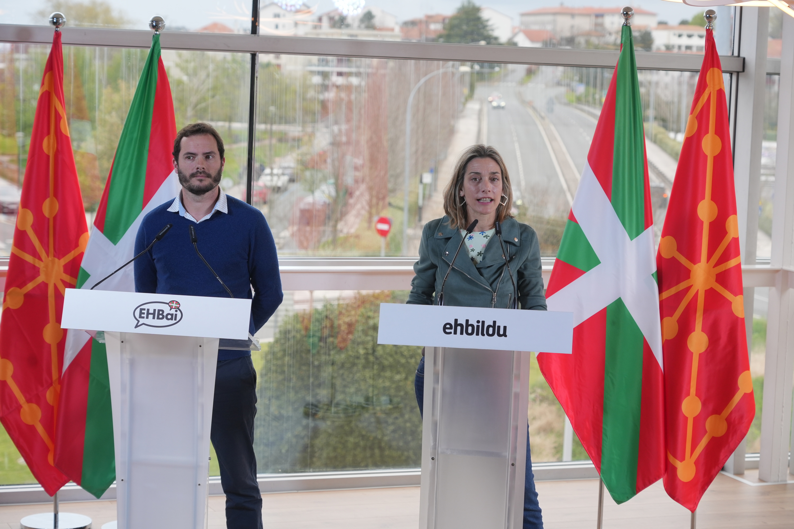 Txomin Casteigts eta Miren Zabaleta, gaur, Irunen egindako agerraldian. JON URBE / FOKU Txomin Casteigts eta Miren Zabaleta, gaur, Irunen egindako agerraldian. JON URBE / FOKU