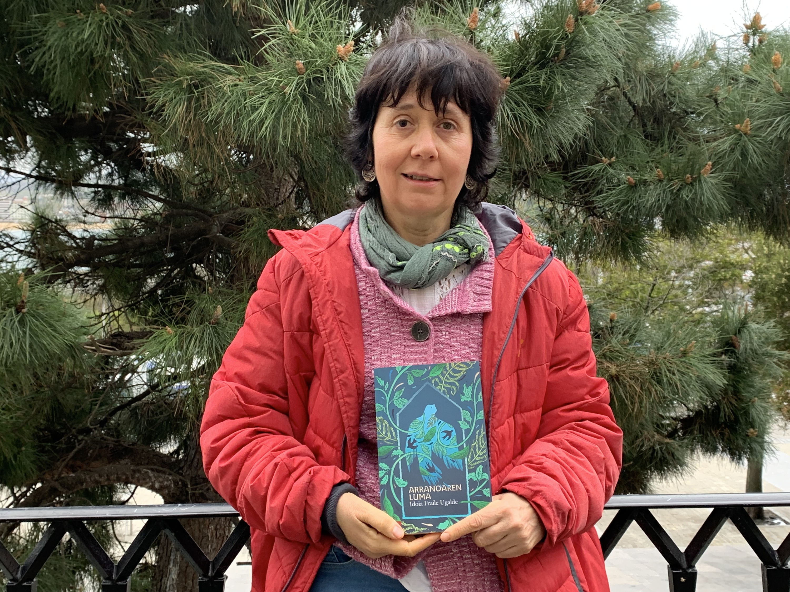 Idoia Fraile, 'Arranoaren luma' bere estreinako nobela eskuetan, Donostian. ELKAR