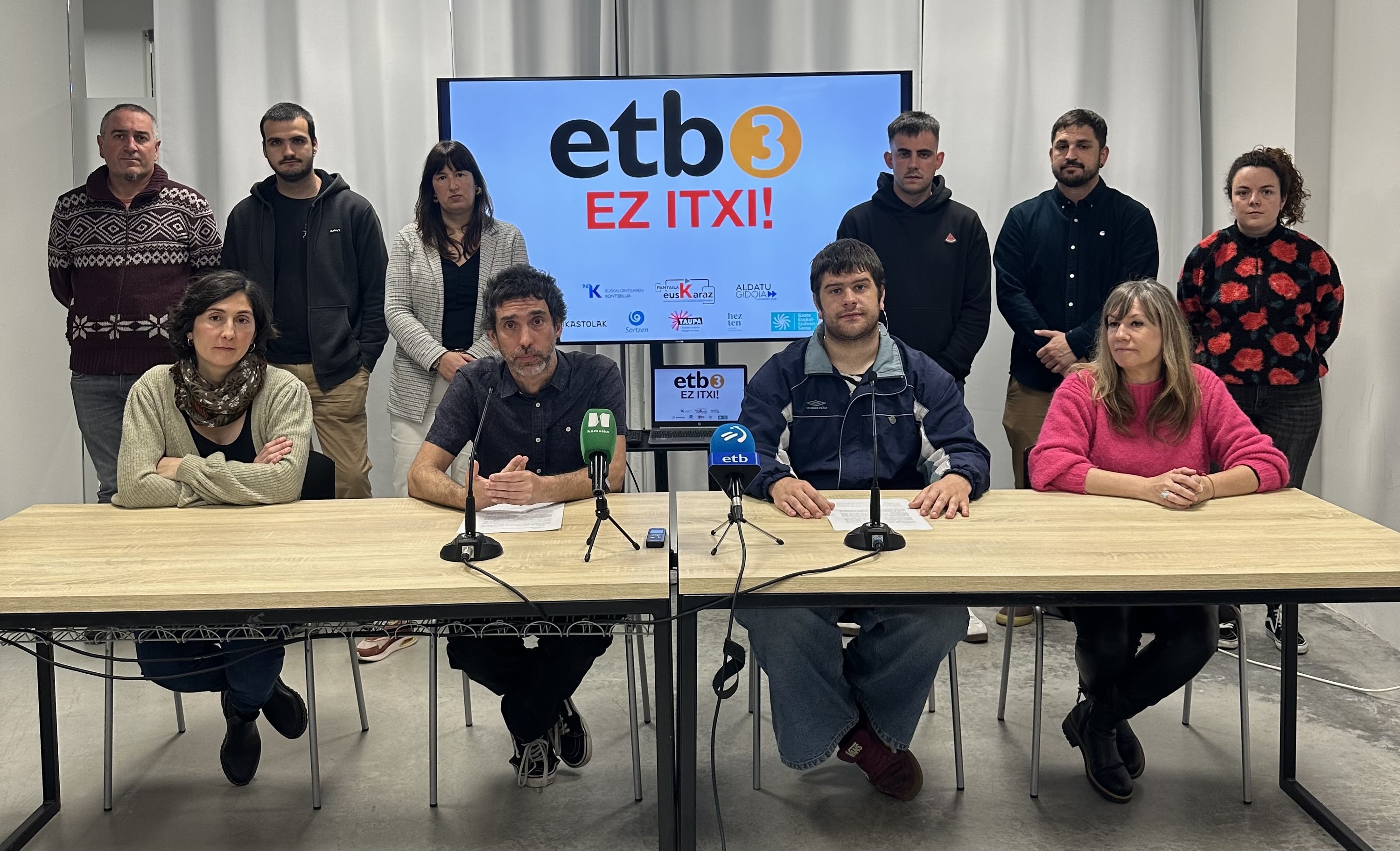 ETB3ren itxieraren aurkako hainbat eragilek egin duten agerraldia, gaur, Donostiako Teila Fabrikan. TEILA FABRIKA