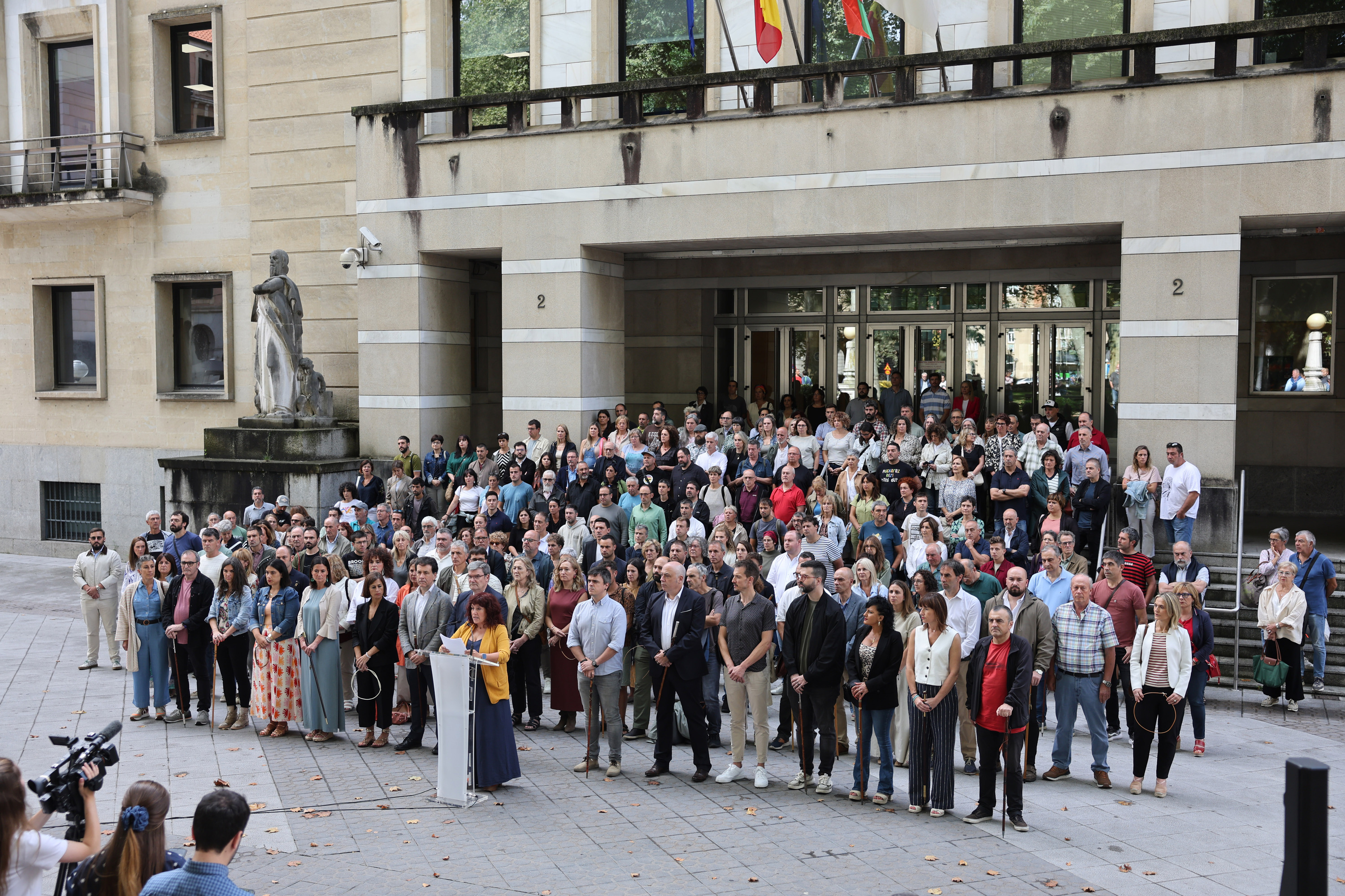 Euskalgintzaren Kontseiluak eta alkate ugarik iazko udan auzitegi nagusiaren aurrean egindako agerraldia. OSKAR MATXIN EDESA / FOKU