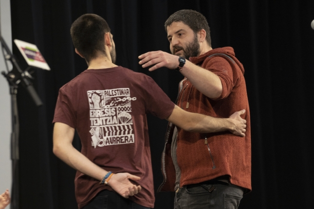 Unai Anda eta Iñaki Viñaspre, buruz burukoan, lehen ariketa kantatu ostean. RAUL BOGAJO / FOKU Unai Anda eta Iñaki Viñaspre, buruz burukoan, lehen ariketa kantatu ostean. RAUL BOGAJO / FOKU