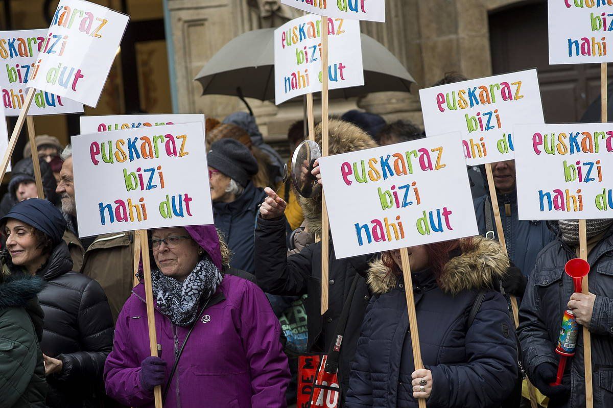 Herritarrak euskaraz bizitzearen aldeko protesta batean, Iruñean. IñIGO URIZ / FOKU