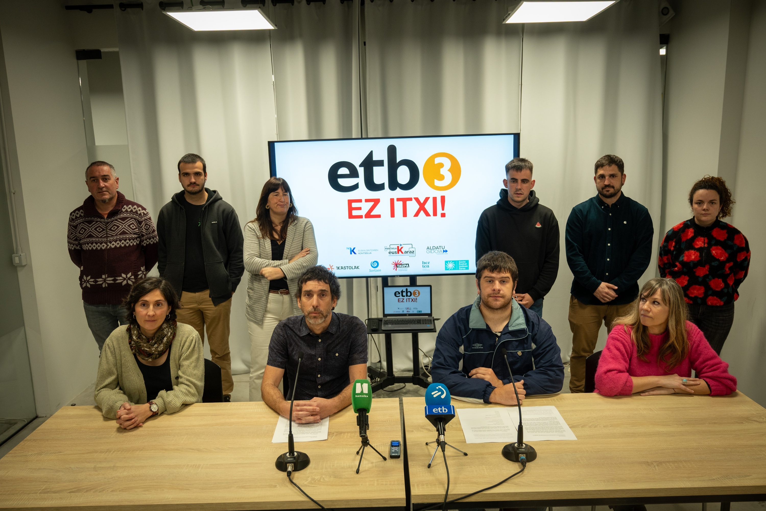 Hainbat eragilek agerraldia egin dute Donostiako Teila Fabrikan, ETB3ren itxieraren aurka. GORKA RUBIO / FOKU