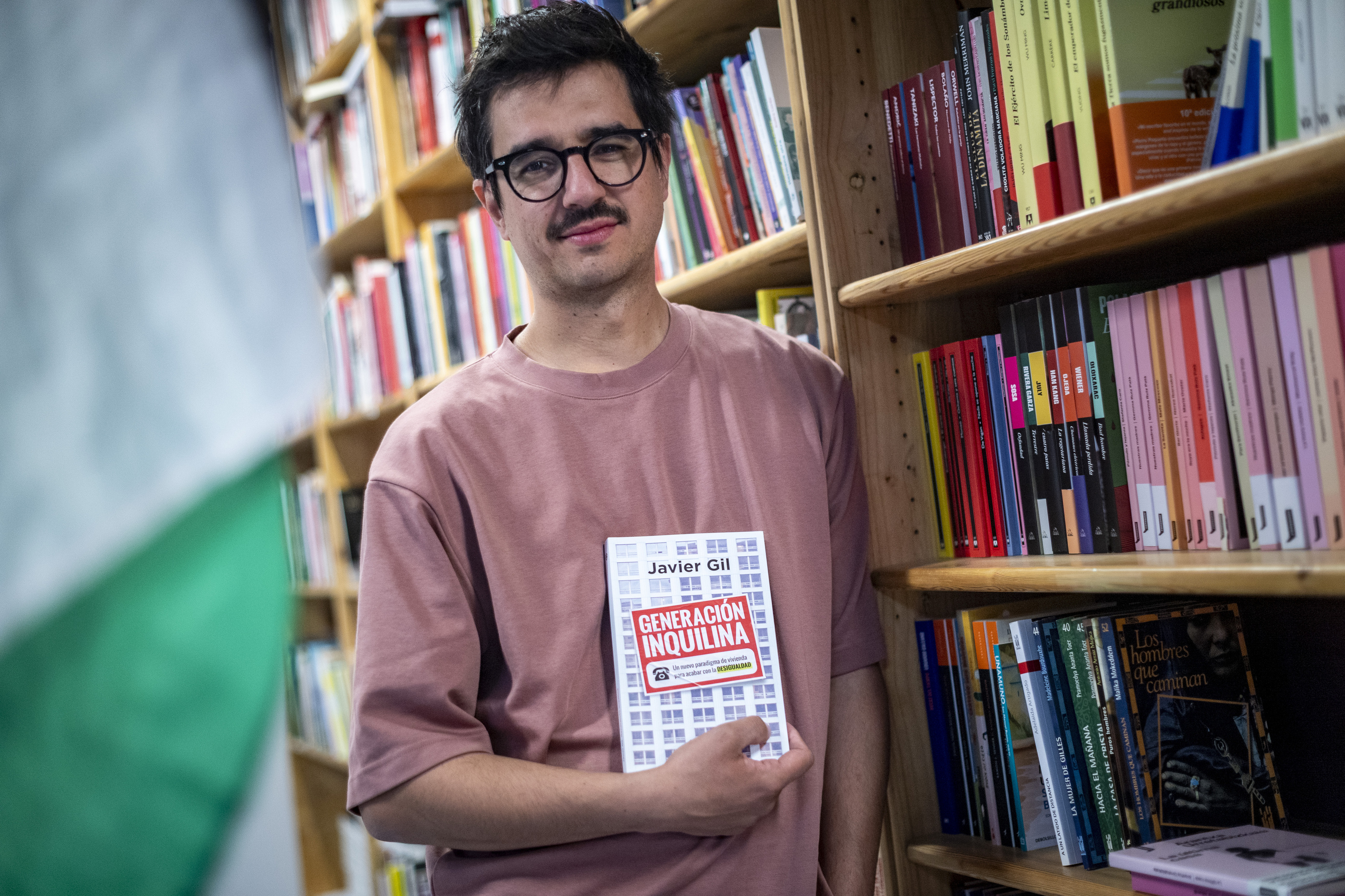 Javier Gil, 'Generación inquilina' liburua eskuan duela. JAIZKI FONTANEDA / FOKU
