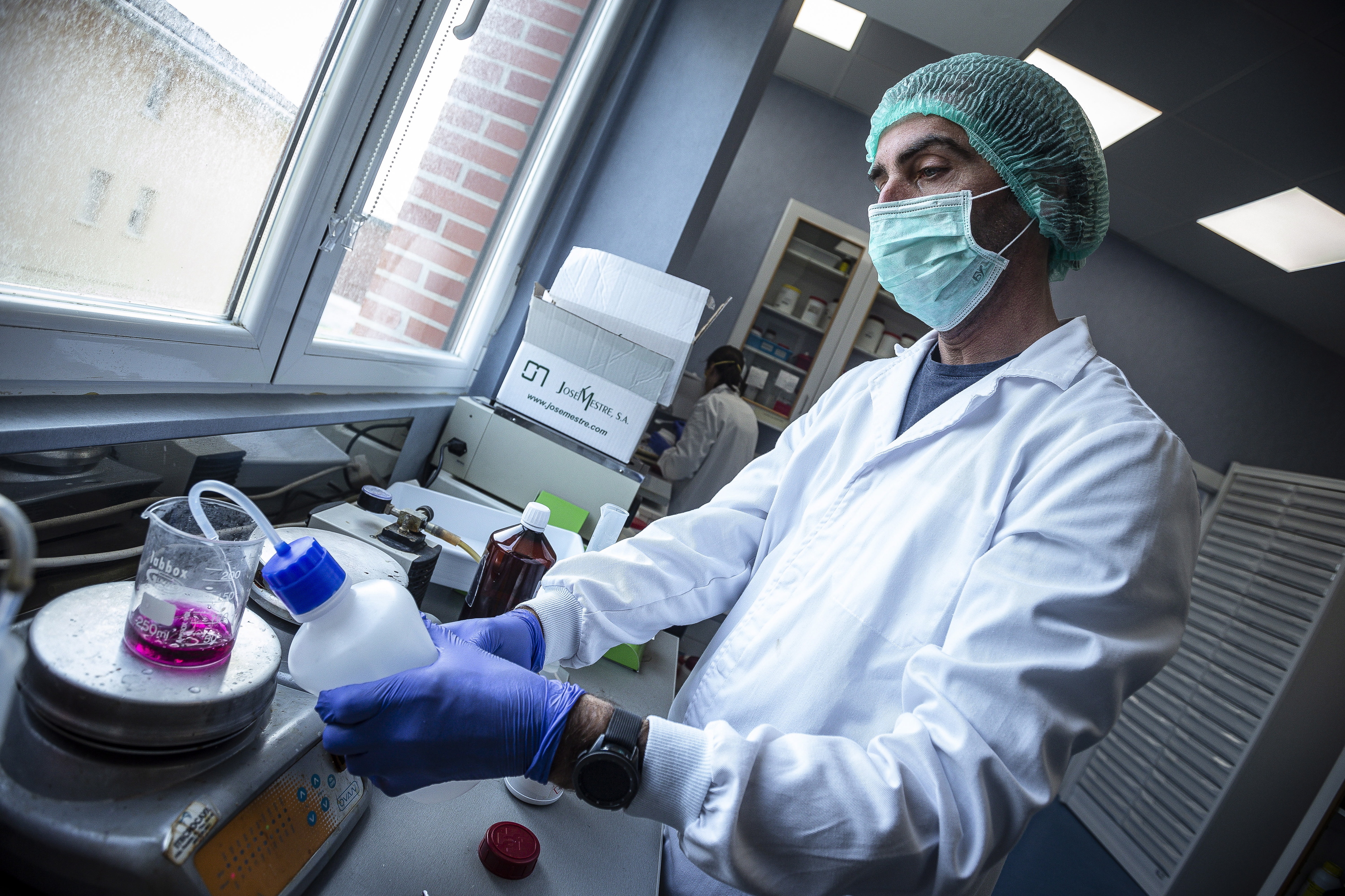 Sendagaien sektoreko langile bat, artxiboko irudi batean. ARITZ LOIOLA / FOKU