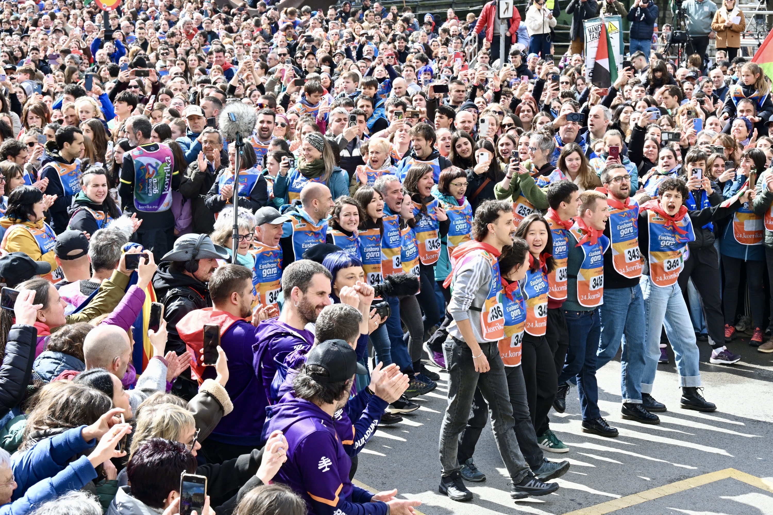 Korrikaren bukaera, atzo, Bilboko udaletxe aurrean, mezua idatzi zuten zazpi gazteak aurretik doazela bizkarretik helduta, lekukoarekin. MIKEL MARTINEZ DE TRESPUENTE / FOKU