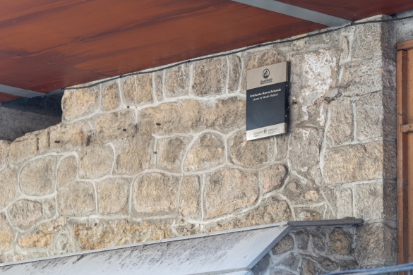 Lekeitioko Trinitate kaleko harresi zatia. Eraikinaren fatxadan txertatuta dago. Gaur egun, balkoiek estaltzen dute. ENDIKA PORTILLO / FOKU