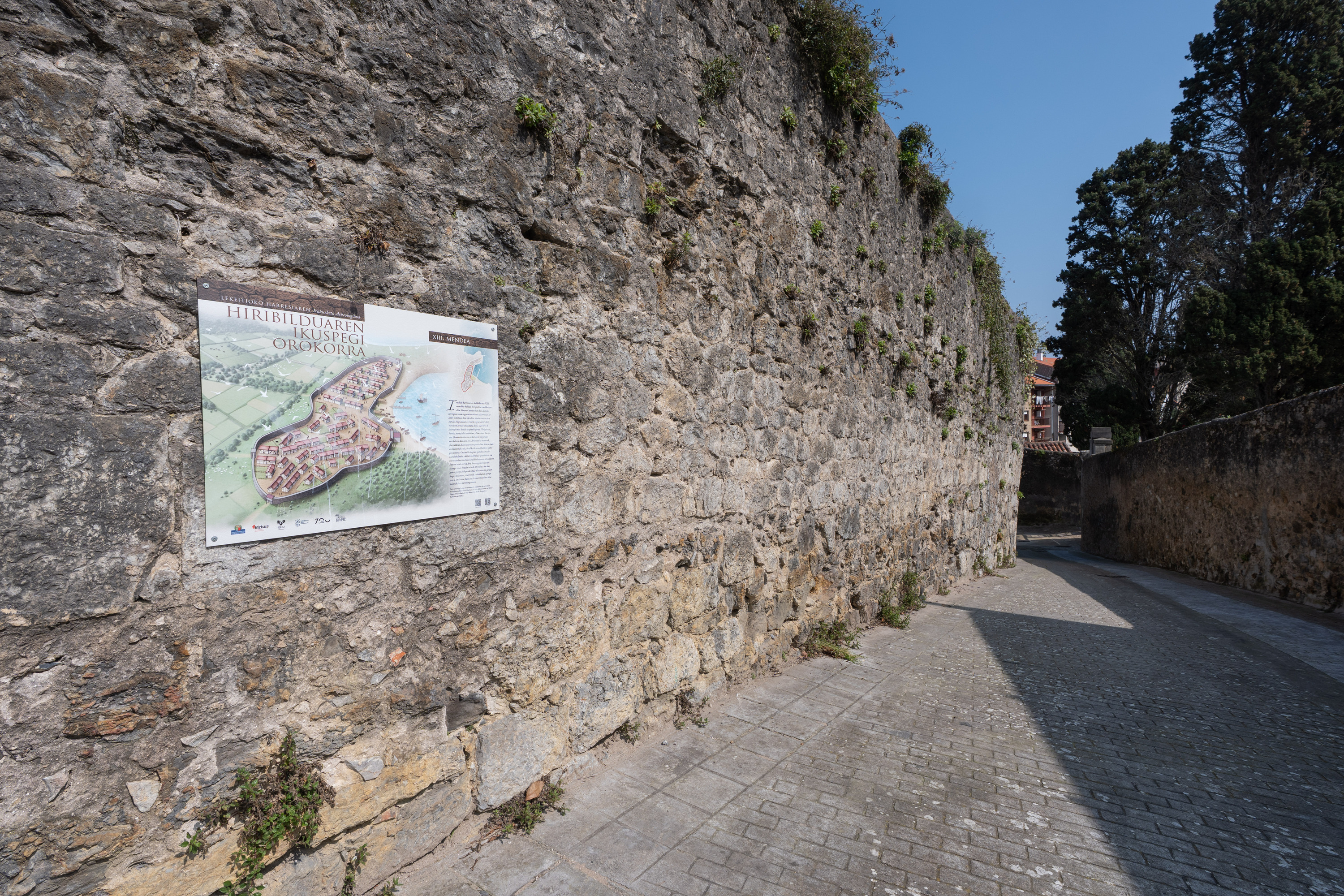 Lekeitioko harresiaren zati bat. Panel batzuk jarri dituzte ikerketa arkeologikoaren emaitzak helarazteko. ENDIKA PORTILLO / FOKU