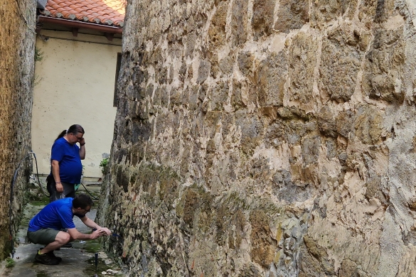 Laginketa Lekeitioko harresiaren Torrezarreko zatian. BELEN BENGOETXEAK UTZITAKOA