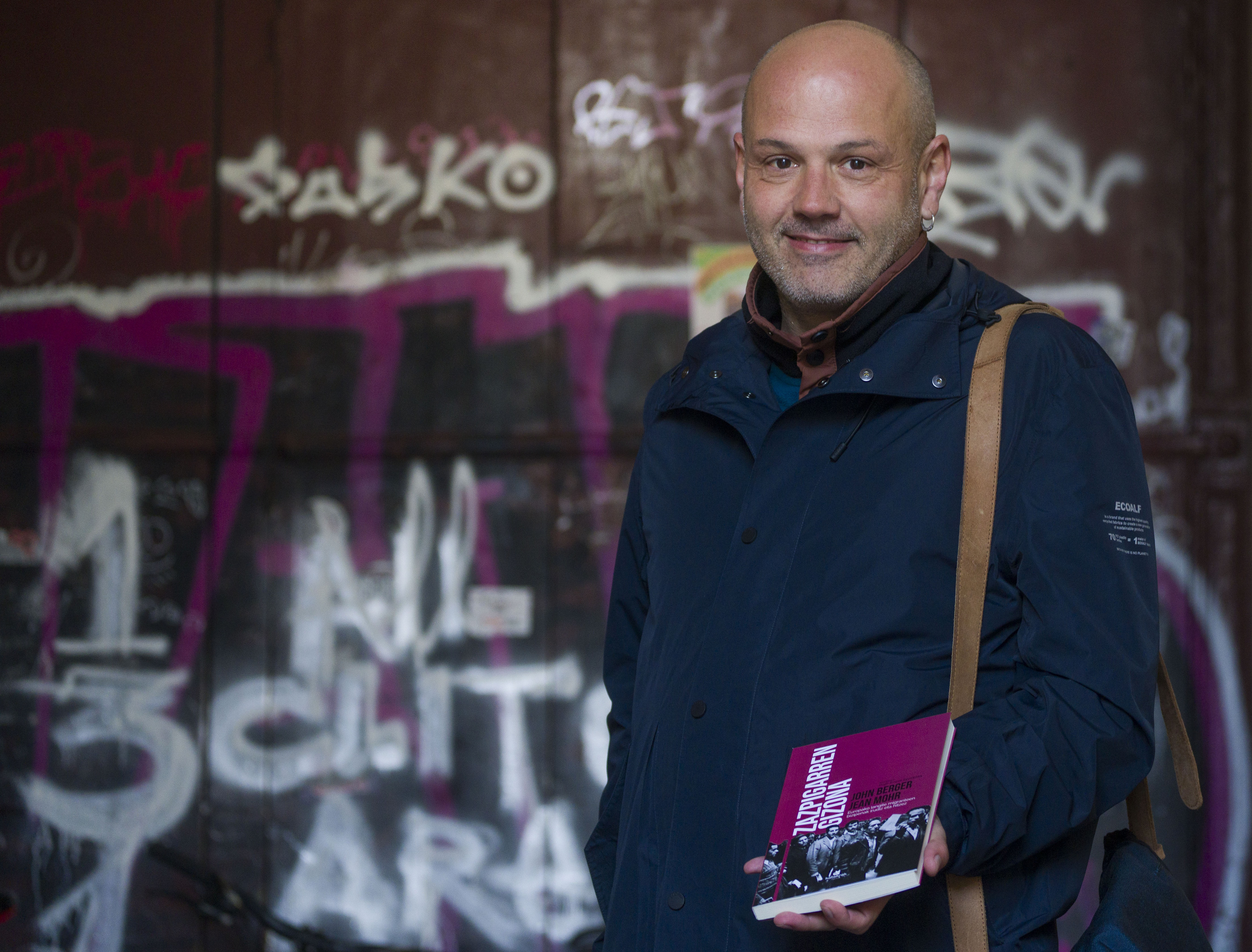 Iñigo Roque itzultzailea, Donostian, John Berger eta Jean Mohr egileen liburua eskuetan duela. JON URBE / FOKU