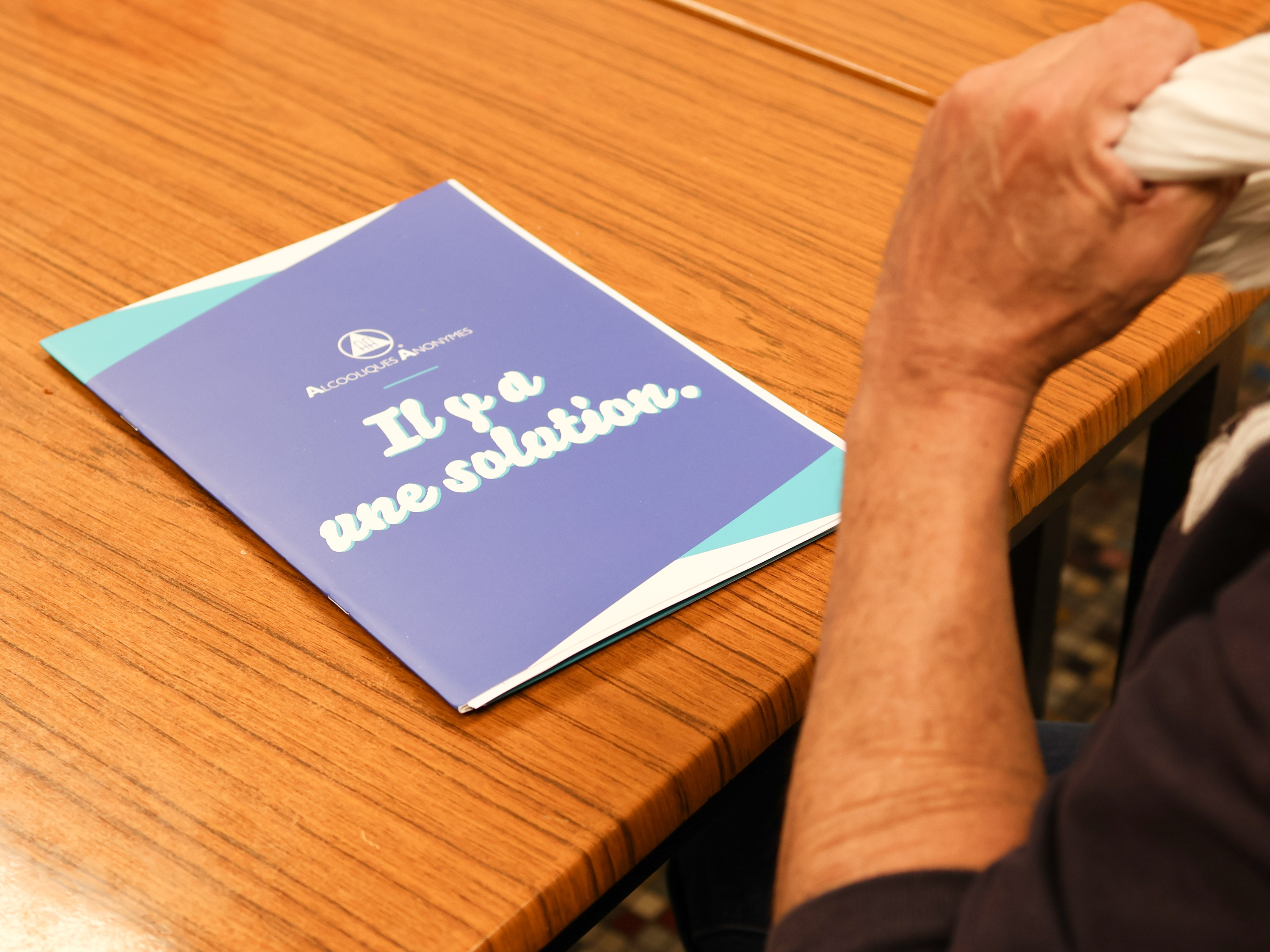 'Aterabide bat bada' leloa duen Alkoholiko Anonimoen paper bat, Baionako bilkuran, iragan astean. PATXI BERHOUET