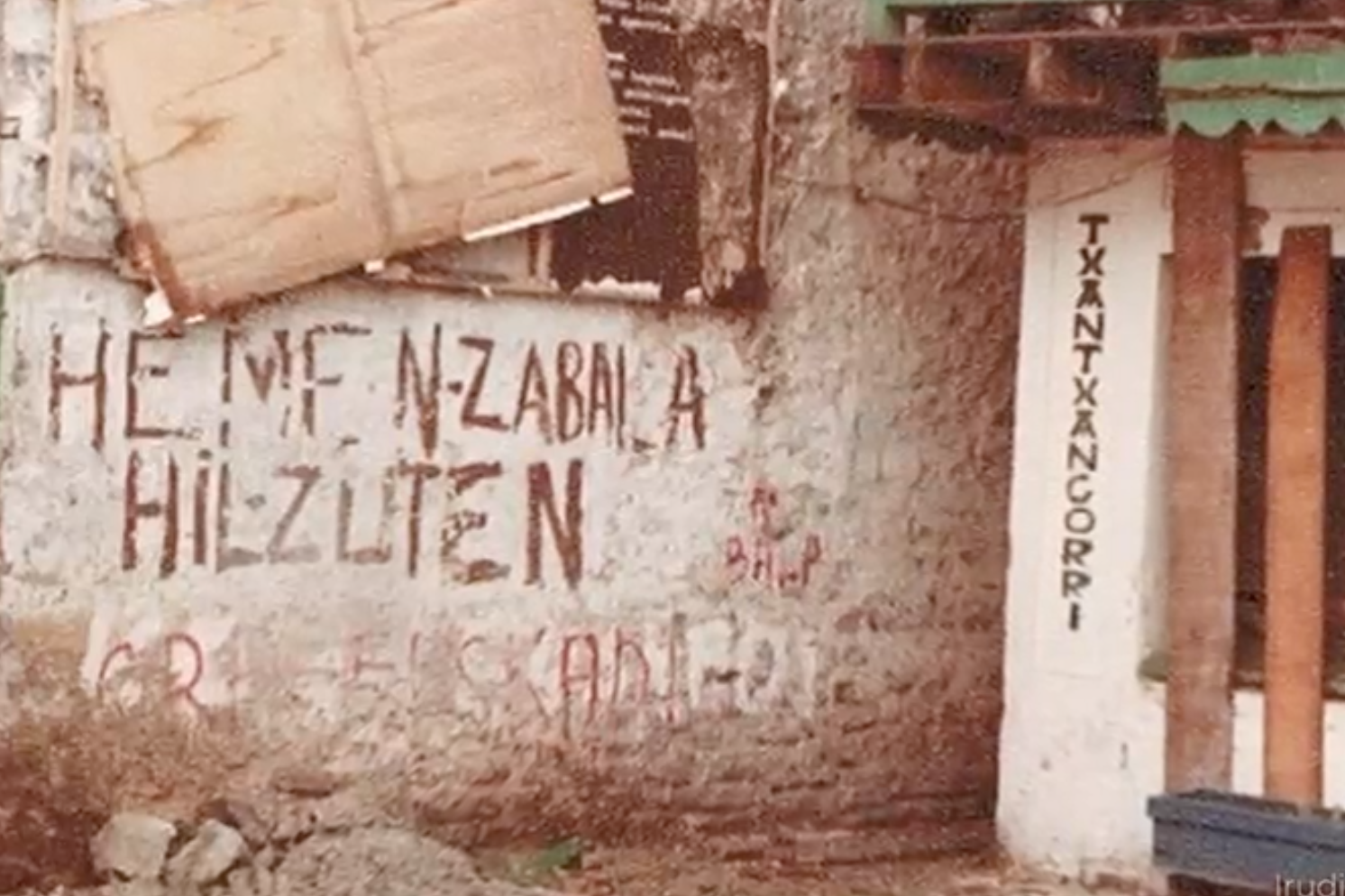 Josu Zabalaren hilketa salatzeko pintaketa bat, Antxeta irratiak egindako bideotik aterata. ANTXETA IRRATIA