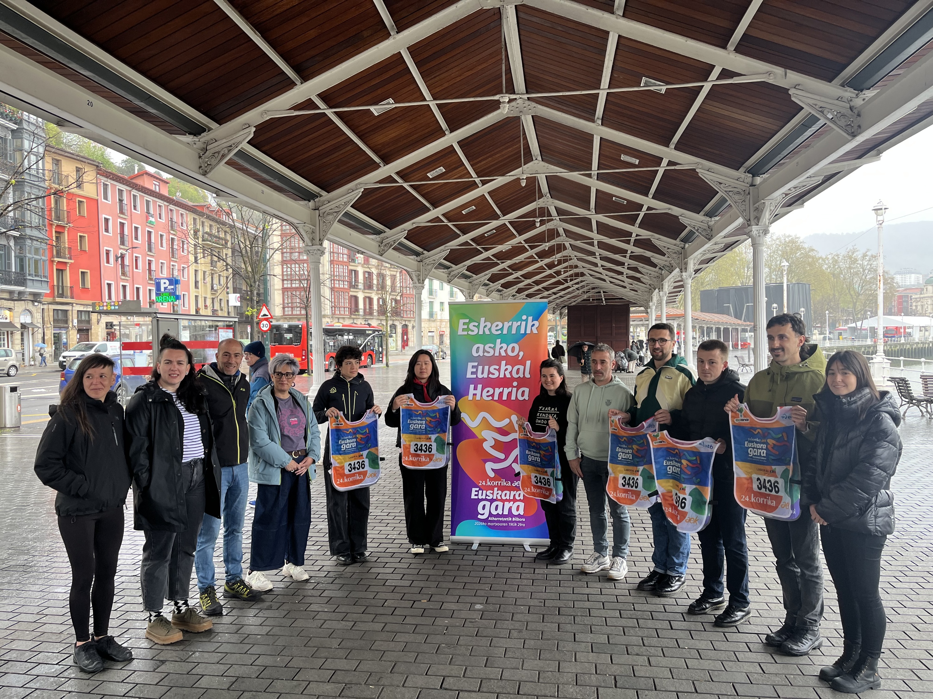 AEK-ko arduradunak eta mezugileak balorazioa egiten, Korrika amaitu berritan. BERRIA