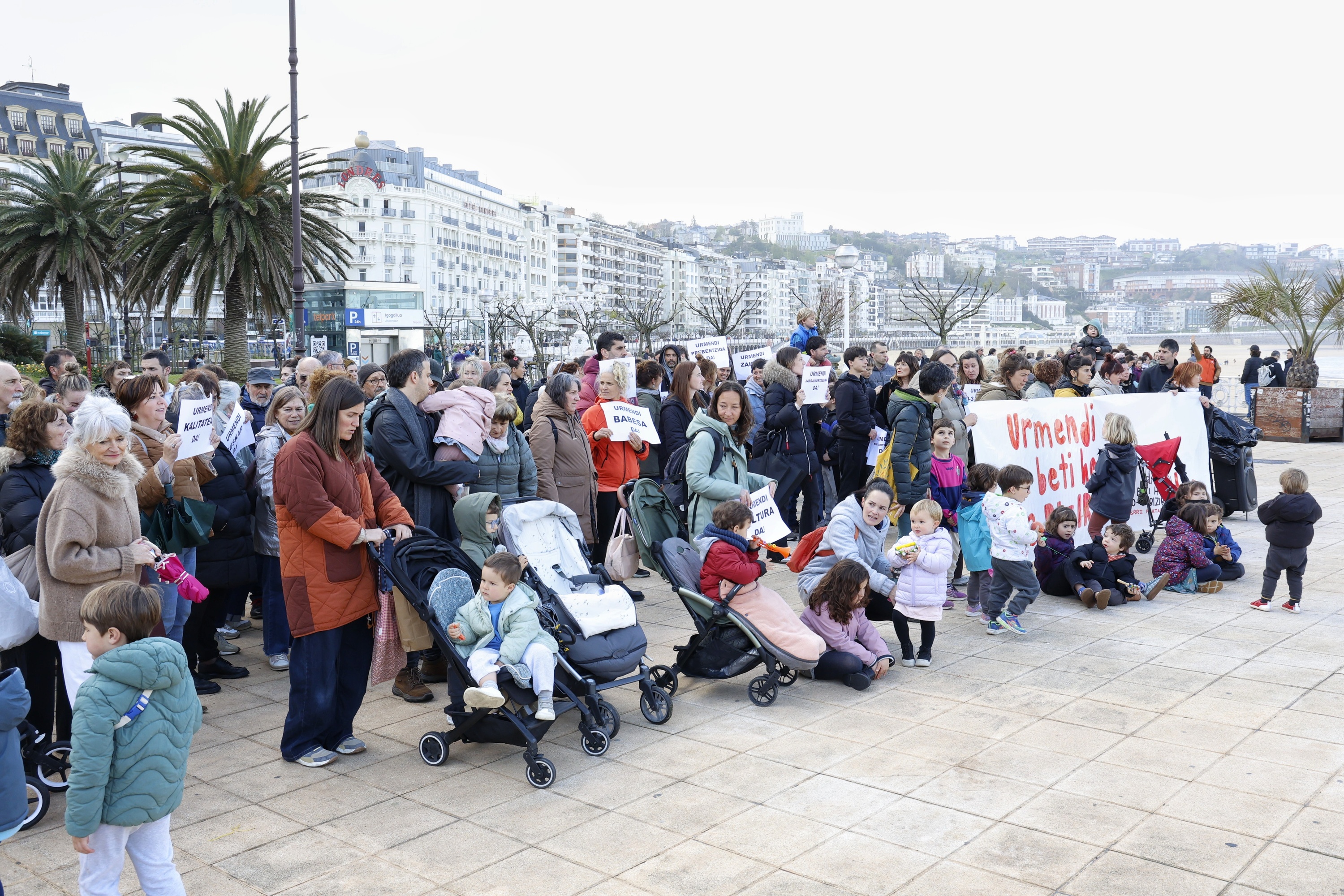 Oiartzungo 'Urmendi beti herri, 0-3 bizirik' plataformak herriko Urmendi haur eskolaren alde egindako elkarretaratzea, Donostian. 