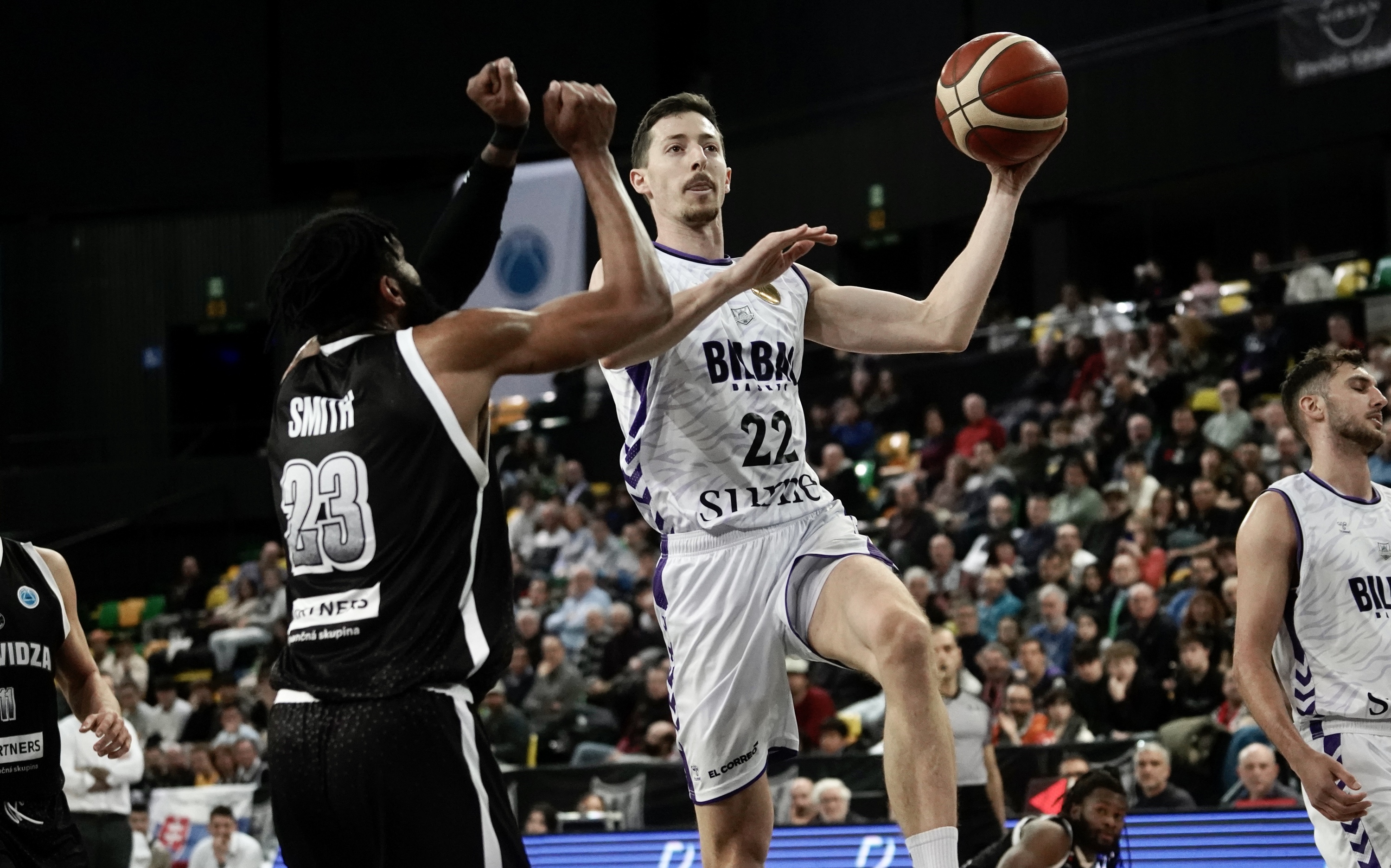 Aleix Font Bilbo Basketeko jokalaria, Prievidzaren aurkako partidan. MARISOL RAMIREZ / FOKU