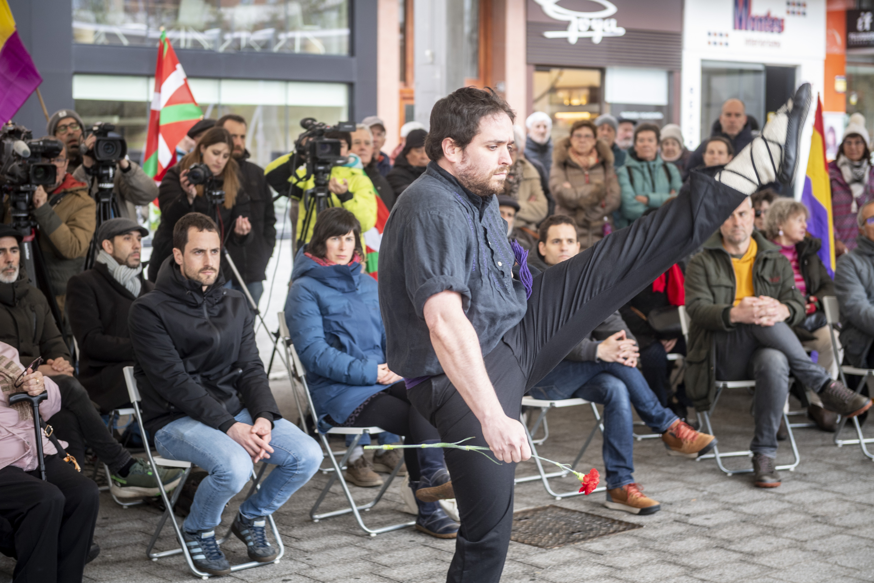 Aurreskua eskaini diete 1937ko martxoaren 31n frankistek Azazetan fusilatu zituzten hamasei lagunei. JAIZKI FONTANEDA / FOKU