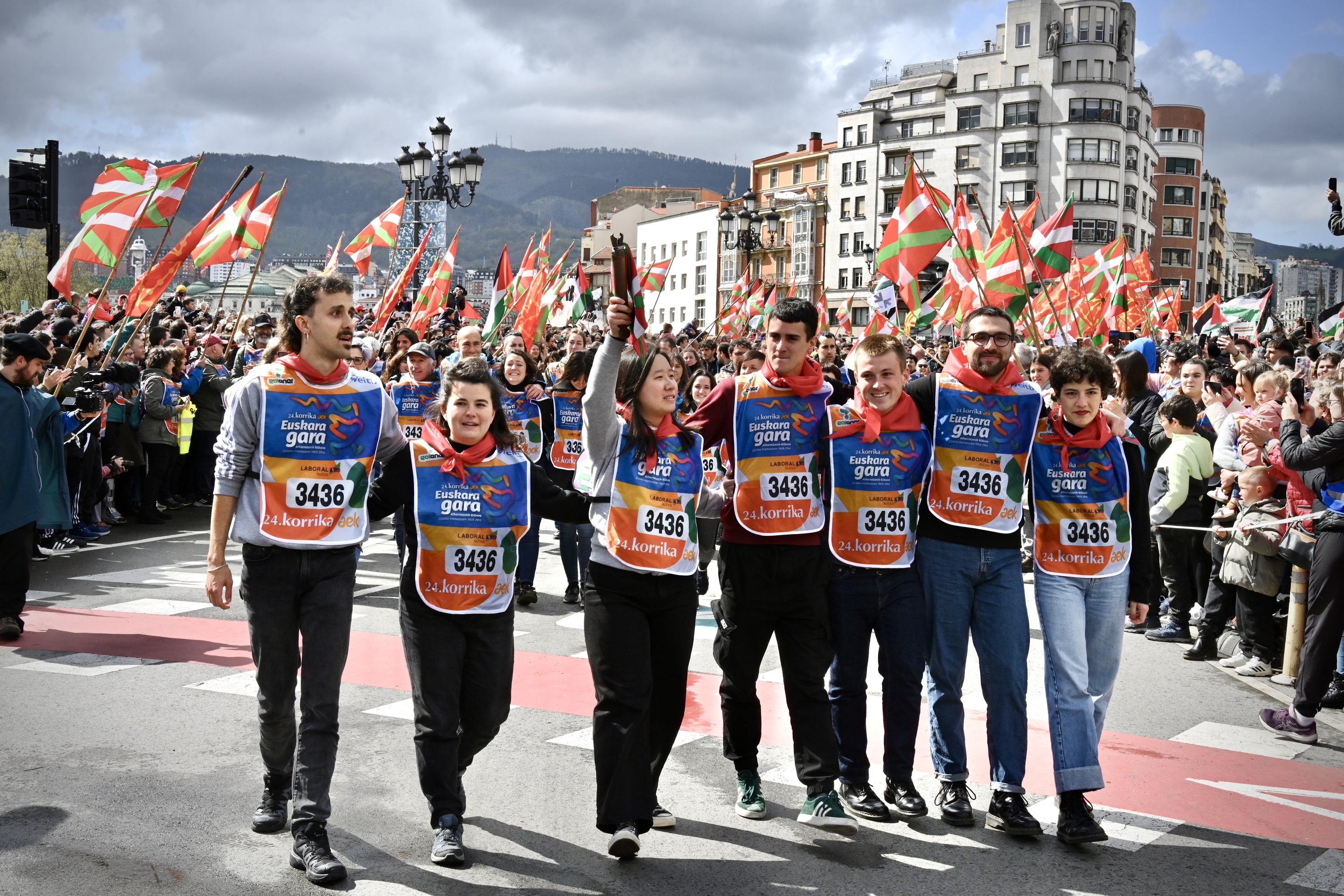 Mezua idatzi zuten zazpi gazte euskalzaleak, Korrikaren amaieran. OSKAR MARTINEZ DE TRESPUENTES / FOKU