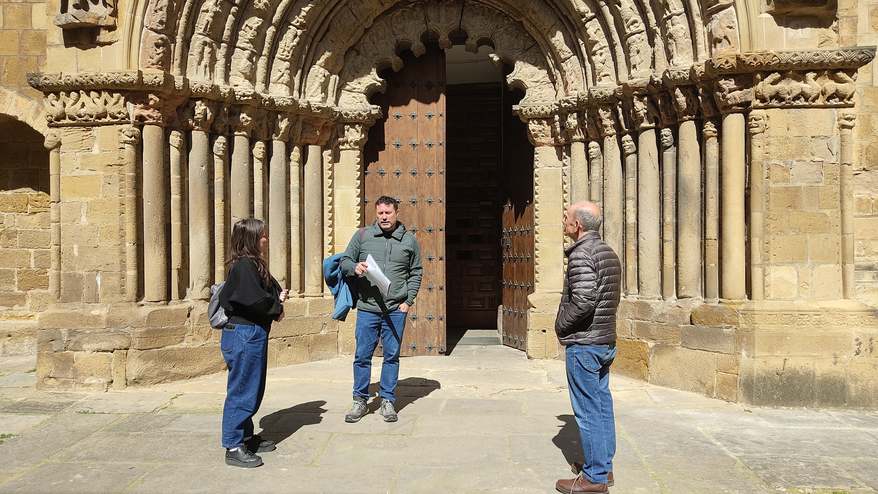 Koldo Colomo, erdian, Izarbeibarko eta Mañeruibarko euskararen historiari buruzko bisita gidatuan, Garesen. NAFARROAKO HITZA