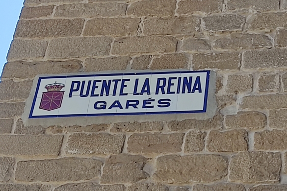 Gares herriko sarreran dagoen kartela, ele bitan. NAFARROAKO HITZA Gares herriko sarreran dagoen kartela, ele bitan. NAFARROAKO HITZA