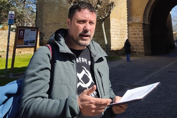 KolDo Colomo, Garesen, euskararen historiari buruzko bisita gidatzen. NAFARROAKO HITZA KolDo Colomo, Garesen, euskararen historiari buruzko bisita gidatzen. NAFARROAKO HITZA