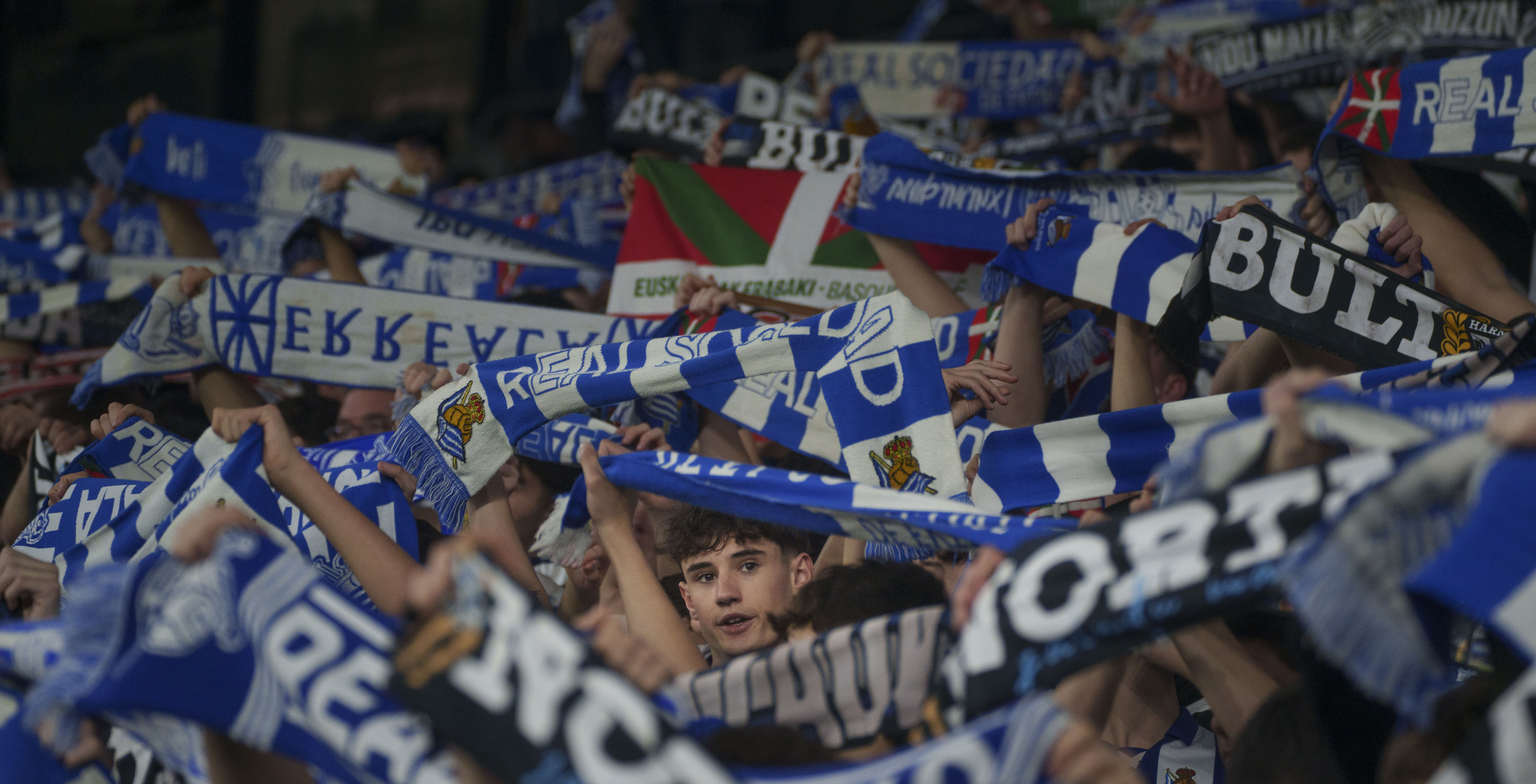 Realeko zaleak, bufanda eskuan, Espainiako Kopako finalerdietan. JON URBE / FOKU