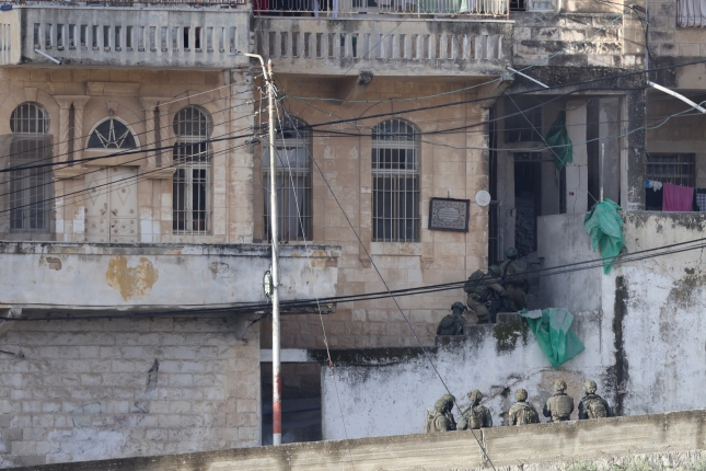 Israelgo armadako soldadu batzuk Nablusko etxe batera sartzen, martxoaren 28an. ALAA BADARNEH / EFE Israelgo armadako soldadu batzuk Nablusko etxe batera sartzen, martxoaren 28an. ALAA BADARNEH / EFE