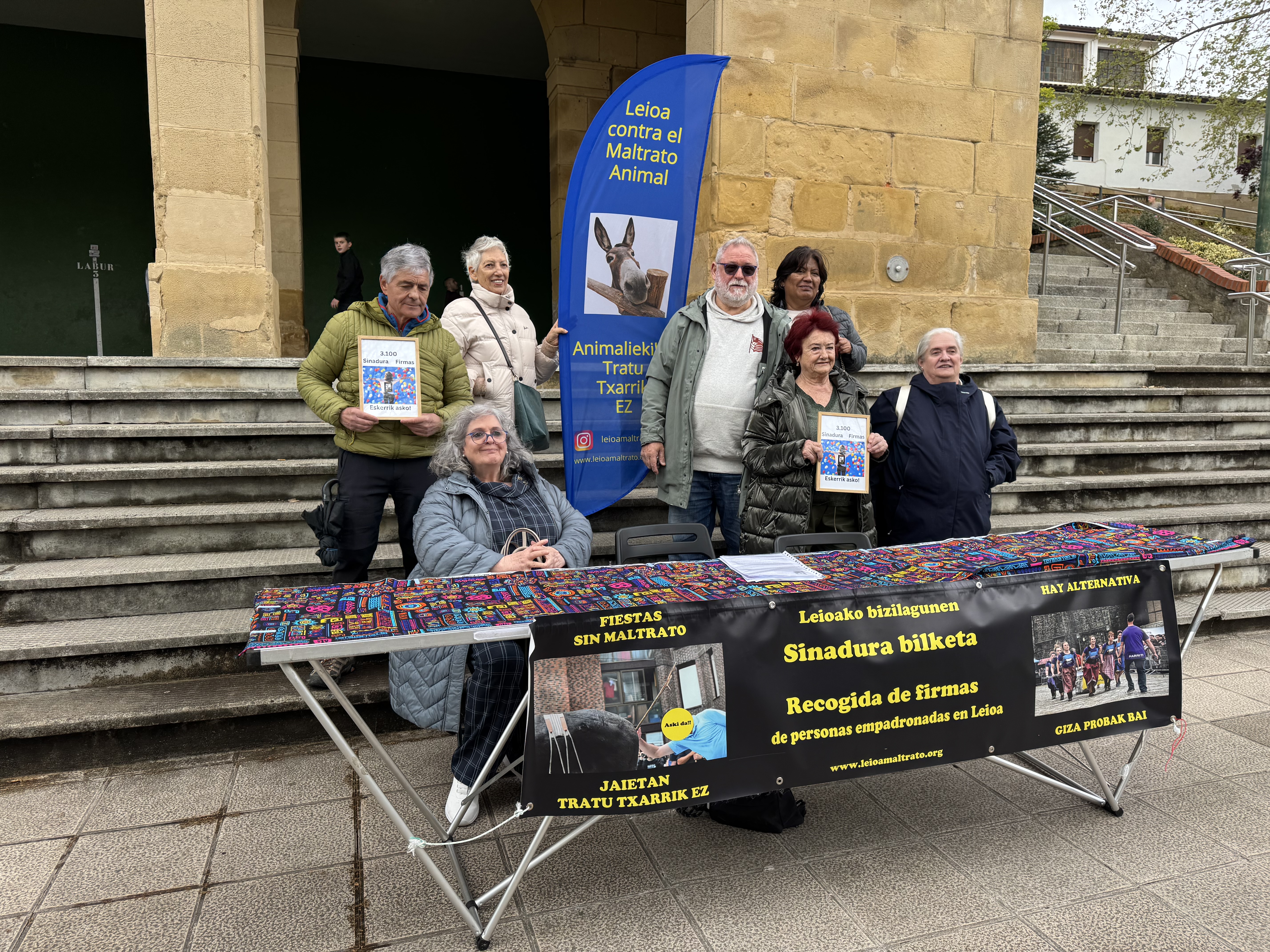 Leioako Animaliekiko Tratu Txarrik Ez taldeko kideen agerraldia, gaur, Leioako udaletxean herri ekimena aurkeztu aurretik. BERRIA