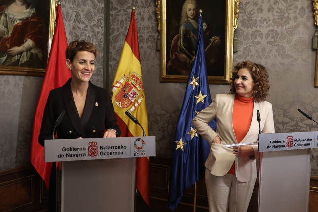 2022ko abenduaren 2an lortu zuten akordioa aurrekoan, bosg urteko epearen barruan hirugarren urte amaieran, alegia. Maria Txibite lehendakaria eta Maria Jesus Montero orduko Ekonomia eta Ogasaun ministroa. NAFARROAKO GOBERNUAk UTZITAKO ARGAZKIA.