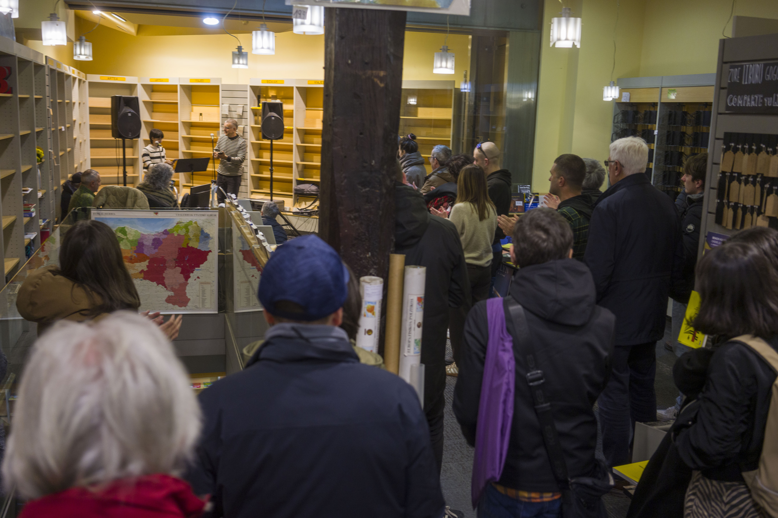 Iraia Elias aktorea eta Oier Guillan idazlea, atzo, Donostiako Hontza liburu dendan, testu bat irakurtzen. JON URBE / JOKU