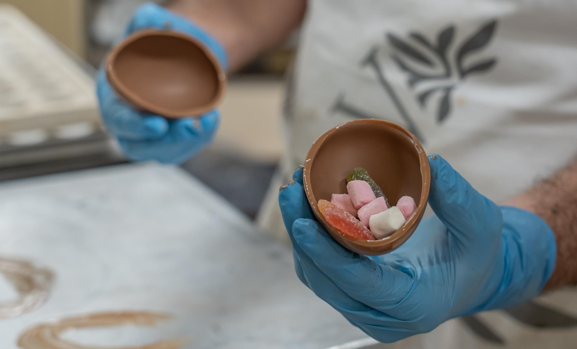 Pazko arrautzak prestatzen, Donostiako Oiartzun gozotegiko lantegian. Haurrentzat egiten dituzte batez ere, eta horregatik betetzen dituzte gozokiz. ANDONI CANELLADA / FOKU