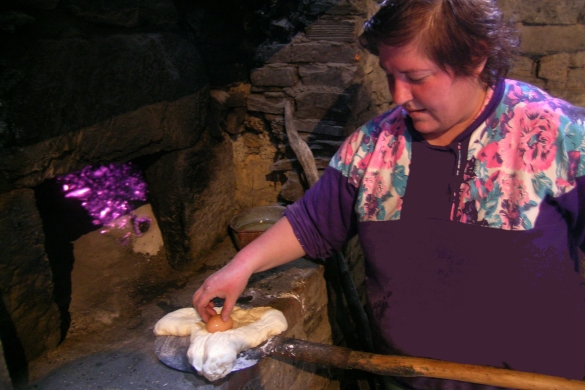 Arratiako pazko opila, labean sartzeko prest. JON URUTXURTUK UTZITAKOA