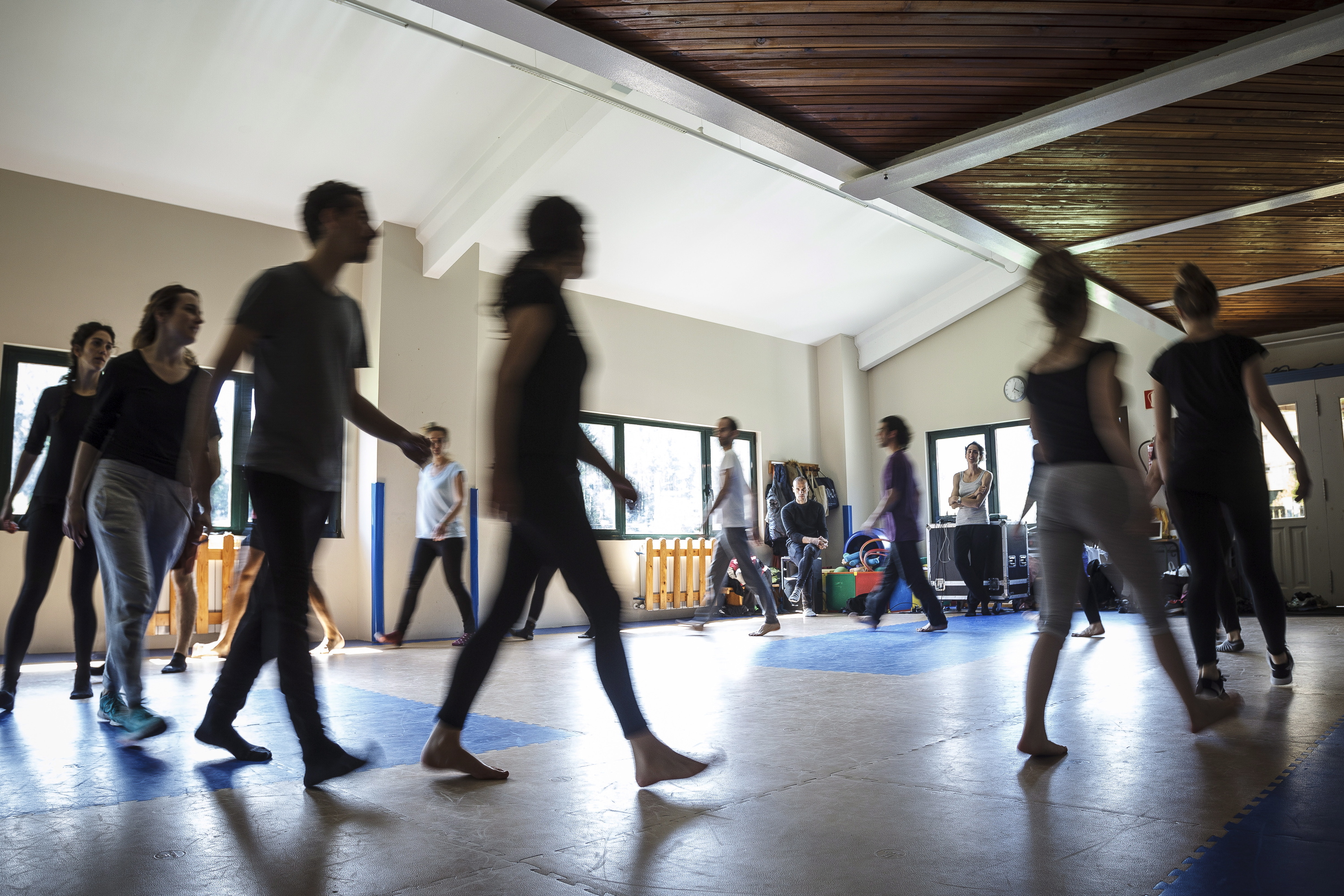 Ikasleak, Artedrama laborategiak Aulestin antolatzen dituen antzerki topaketetako ikastaroetako batean. ARITZ LOIOLA / FOKU