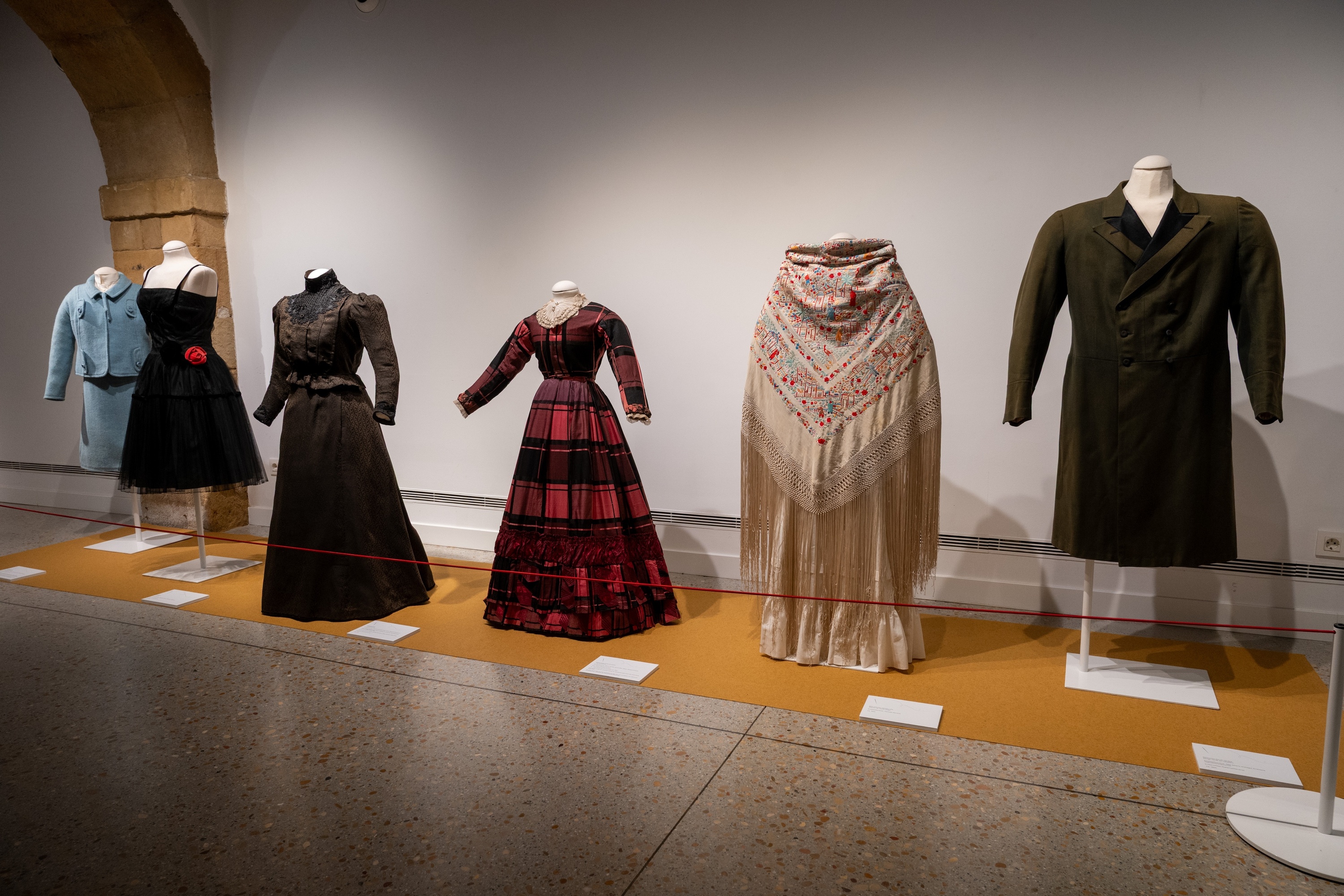 Errenteriako Jantziaren Zentroko 'Donazioak' erakusketako zenbait jantzi. GORKA RUBIO / FOKU