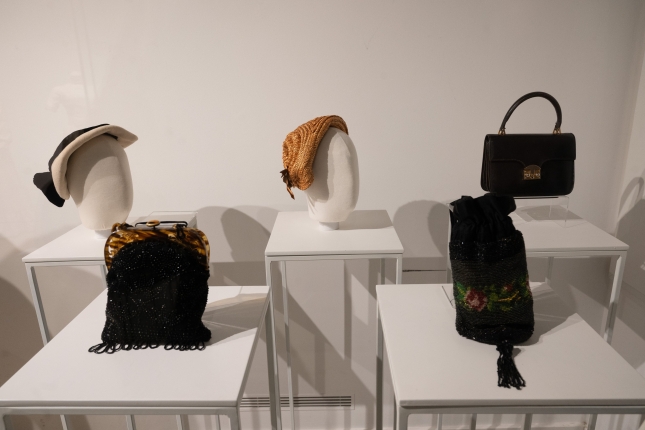 Erakusketako hainbat poltso eta kapela. GORKA RUBIO / FOKU