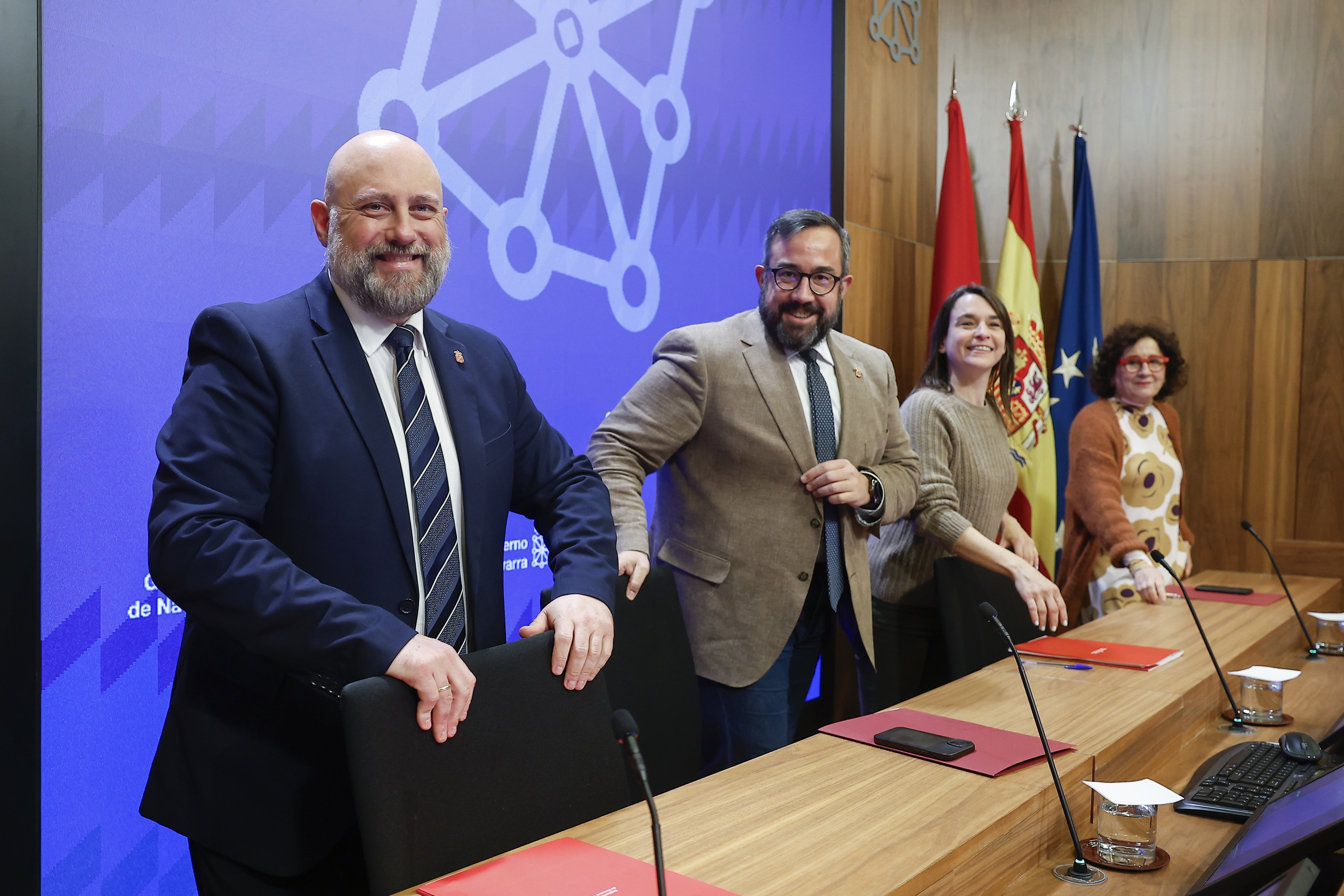 Jose Luis Arasti Nafarroako Gobernuko Ekonomia eta Ogasun kontseilaria, Javier Remirez eleduna, Begoña Alfaro Etxebizitza kontseilaria eta Carmen Maeztu Gizarte Eskubideetako kontseilaria. VILLAR LOPEZ / EFE