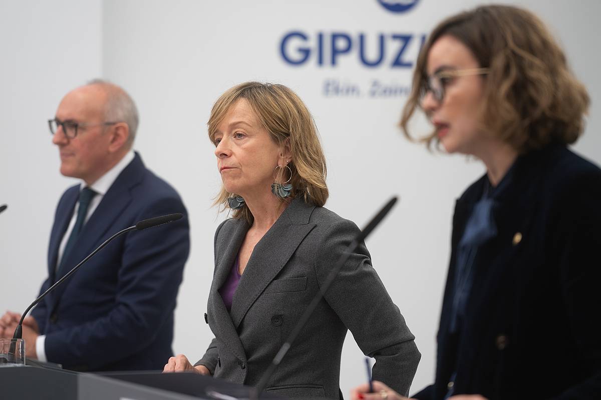 Ramiro Gonzalez, Eider Mendoza eta Elixabete Etxanobe, gaur, Donostian. GORKA RUBIO / FOKU