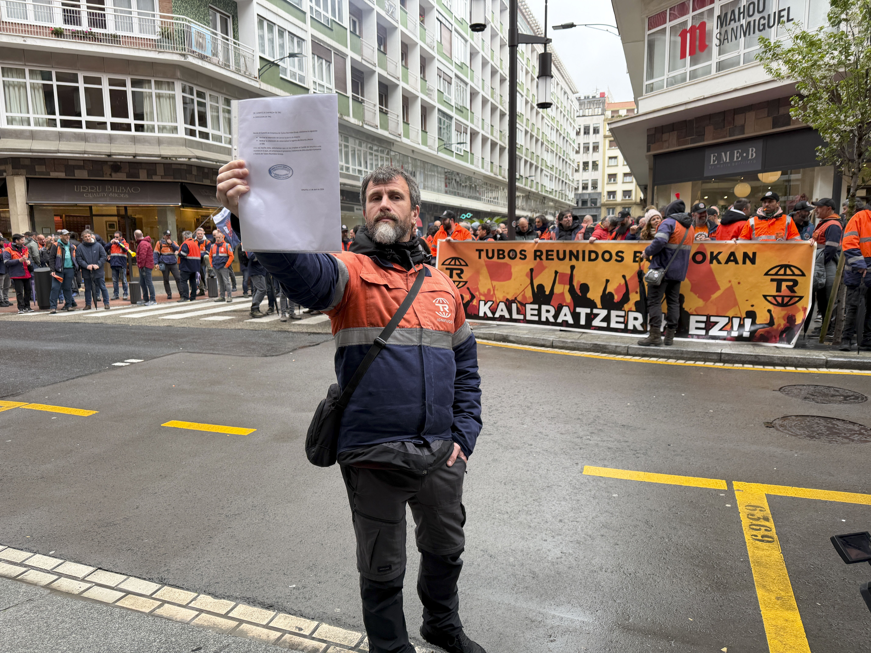 Tubos Reunidoseko langile batzordeko kide bat, gaur zuzendaritzari eman dioten eskutitza erakusten. JON ANDER SANTAMARIA / EFE