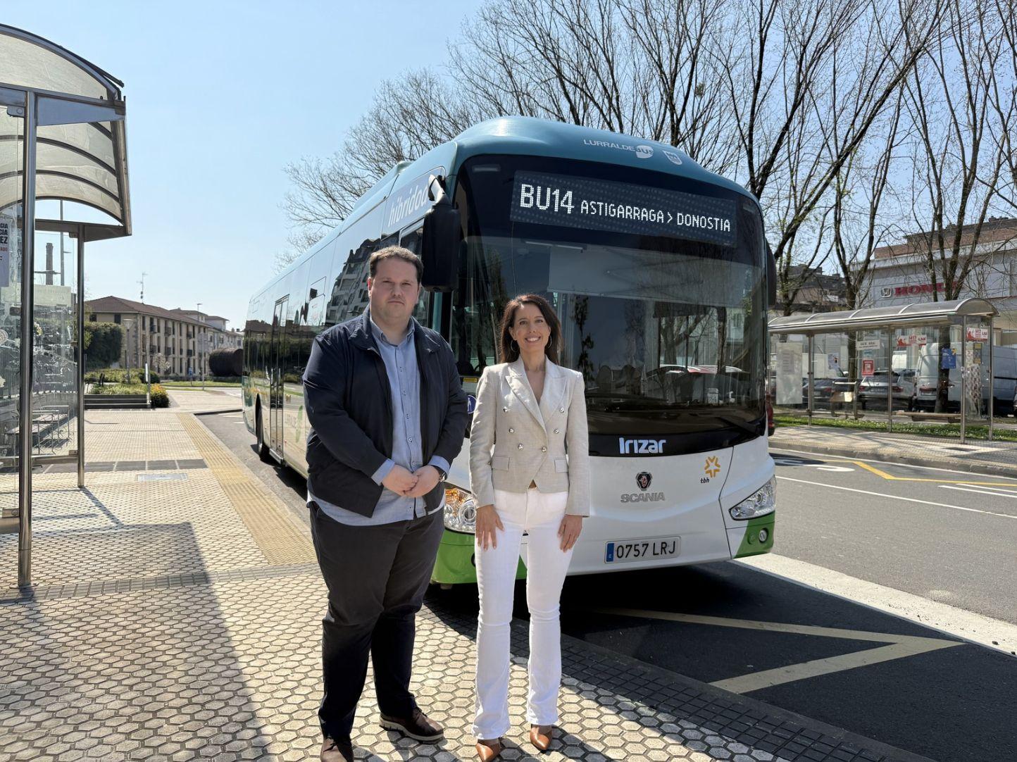 Yon Iturri TBH enpresako kidea eta Azahara Dominguez, martxoaren 26an, BU14 Lurraldebuseko autobus zerbitzua ondoan dutela. GIPUZKOAKO FORU ALDUNDIA