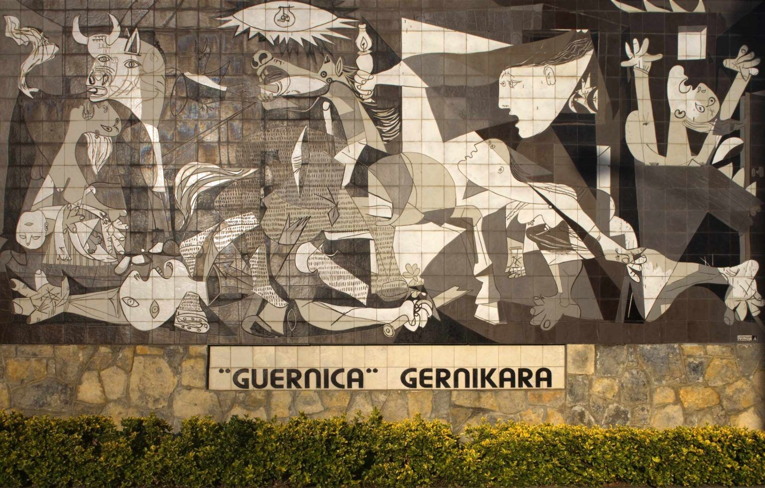 Pablo Picassoren 'Gernika' koadroa Gernika-Lumora eroateko eskatzen duen murala, herrian bertan. BERRIA