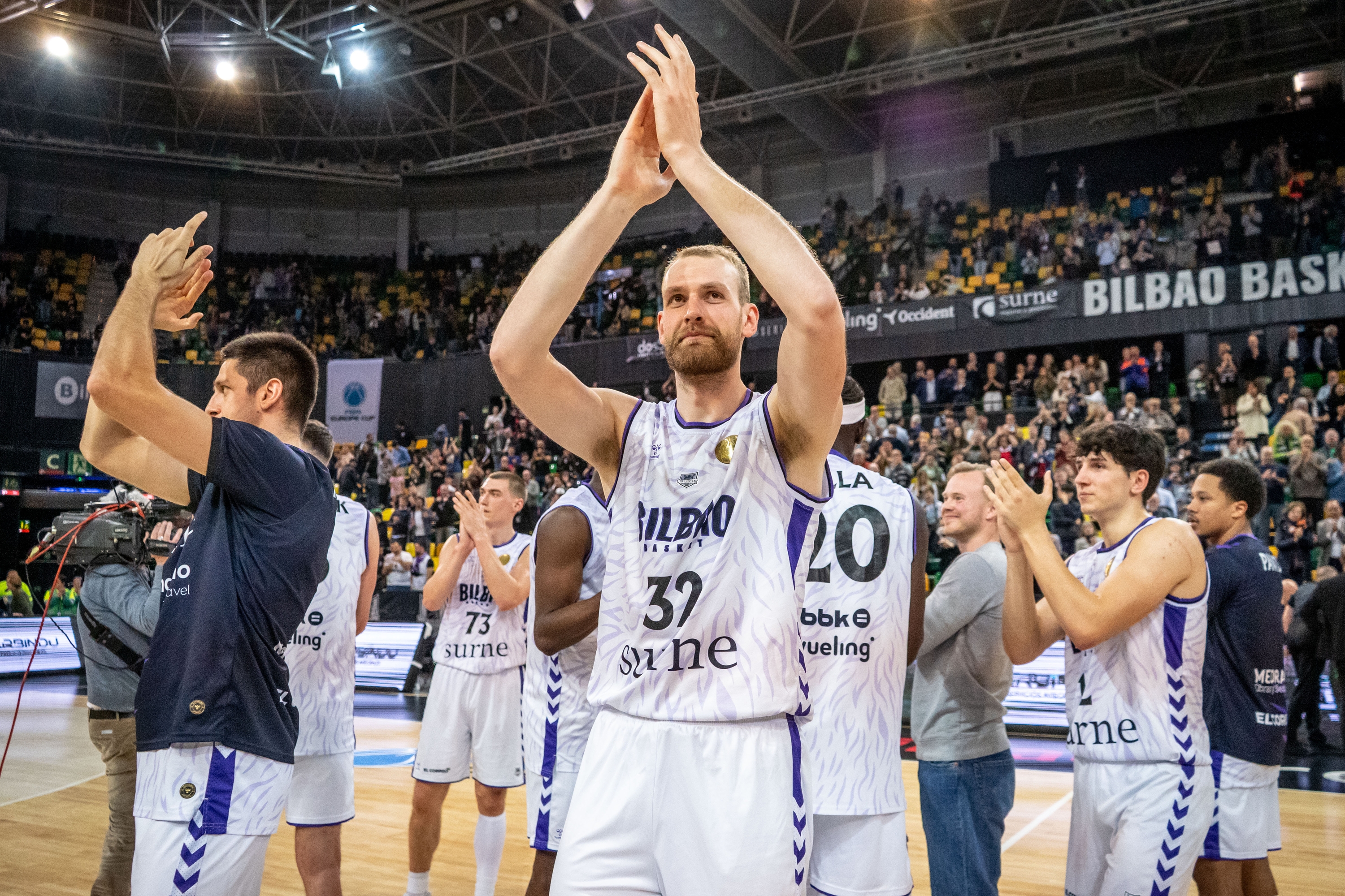 Bilbo Basketeko jokariak FIBAren Europako Kopako finalerdietara sailkatu izana ospatzen, artxiboko irudi batean. JAVIER ZORRILLA / EFE