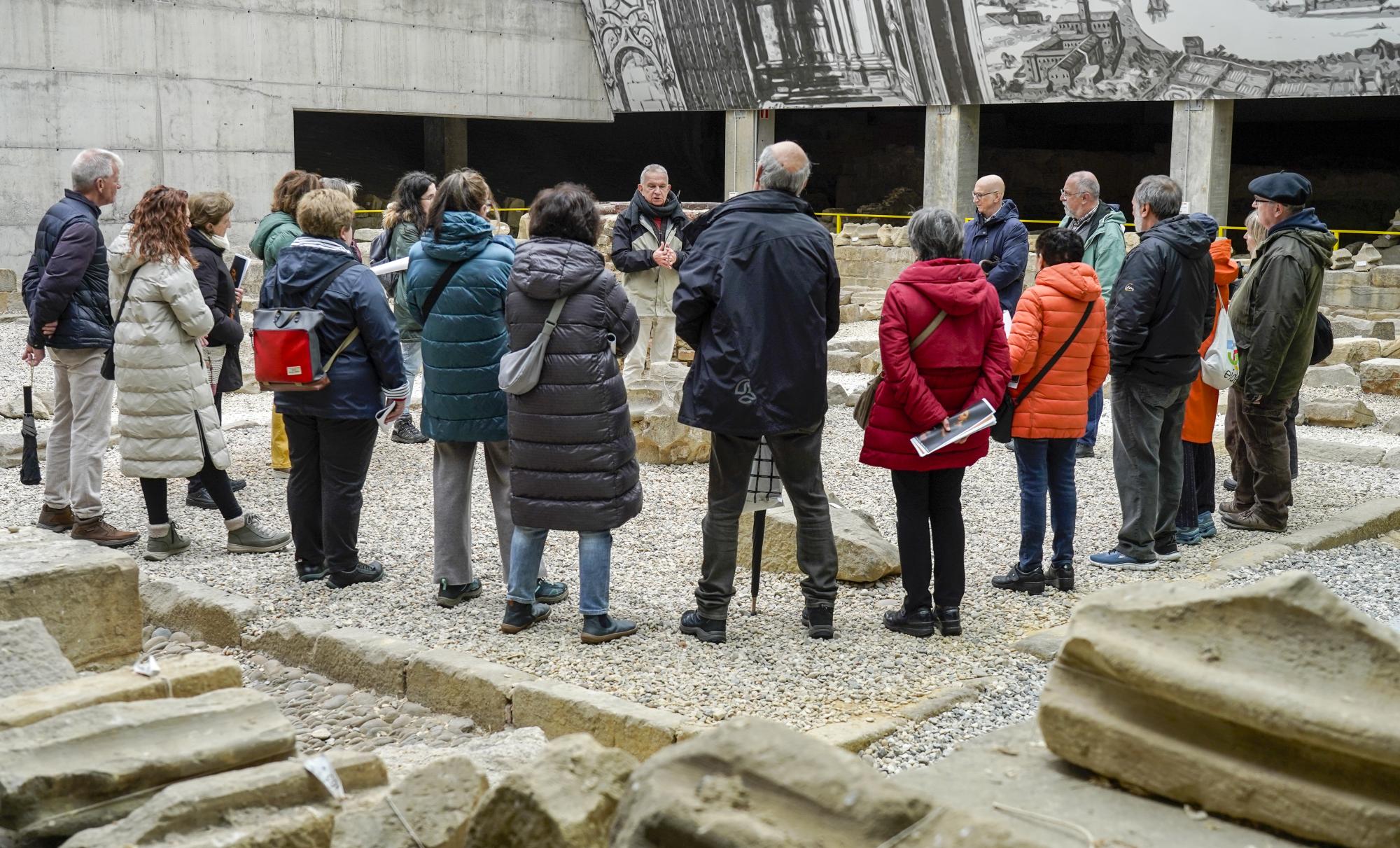 Bisitara bildutakoak, asteazkenean, Bilboko Mariaren Bihotza plazako aztarnategian. MARISOL RAMIREZ / FOKU