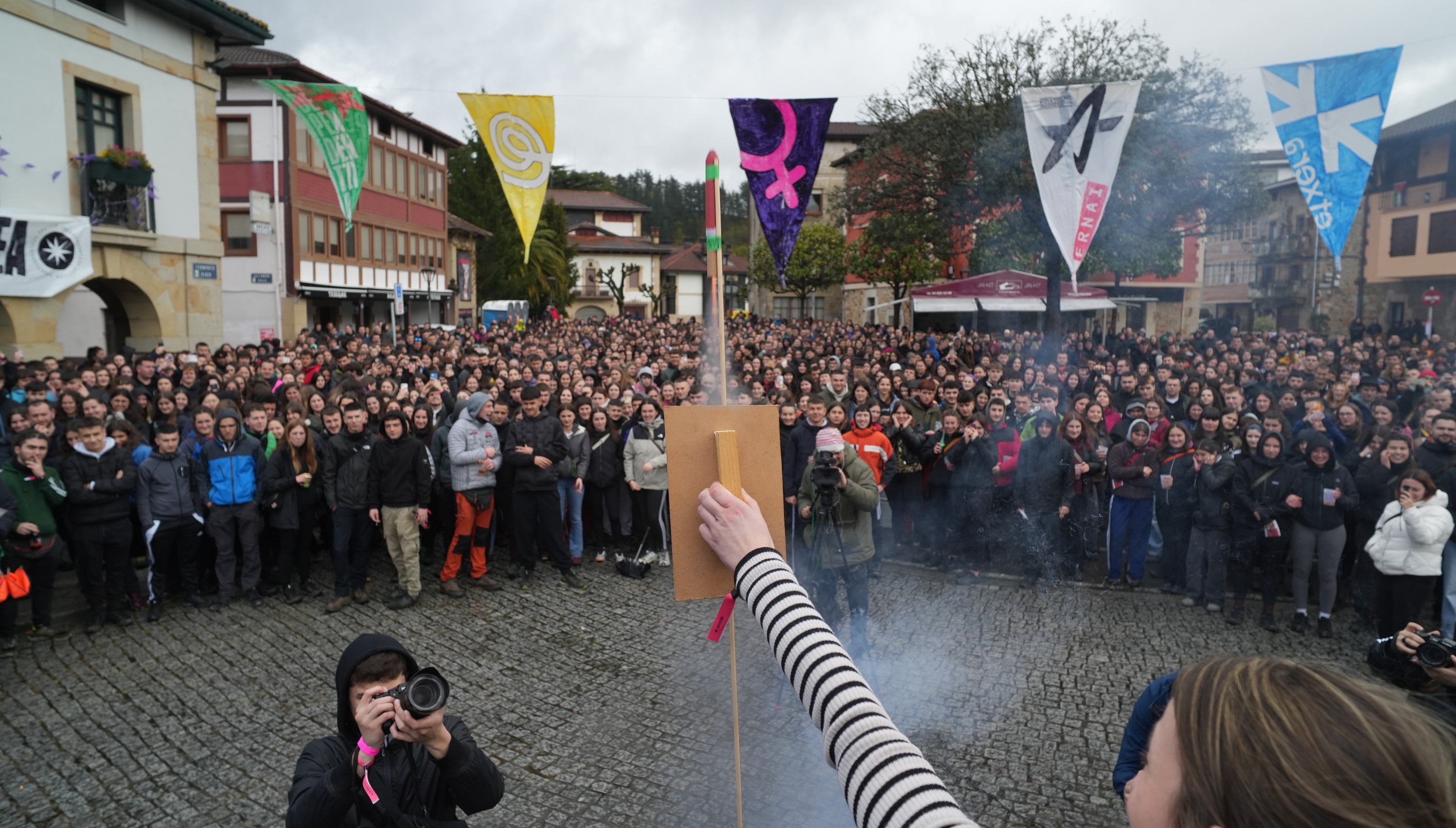 Gazte Topaguneari hasiera emateko botatako txapligua. JON URBE / FOKU