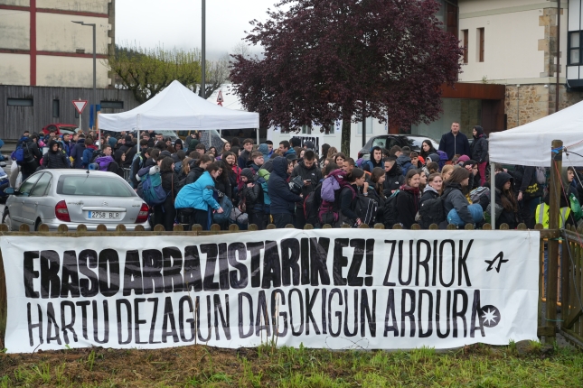 Dozenaka lagun Gazte Topaguneko kanpatzeko gunera sartzeko zain, Abadiñon. JON URBE / FOKU